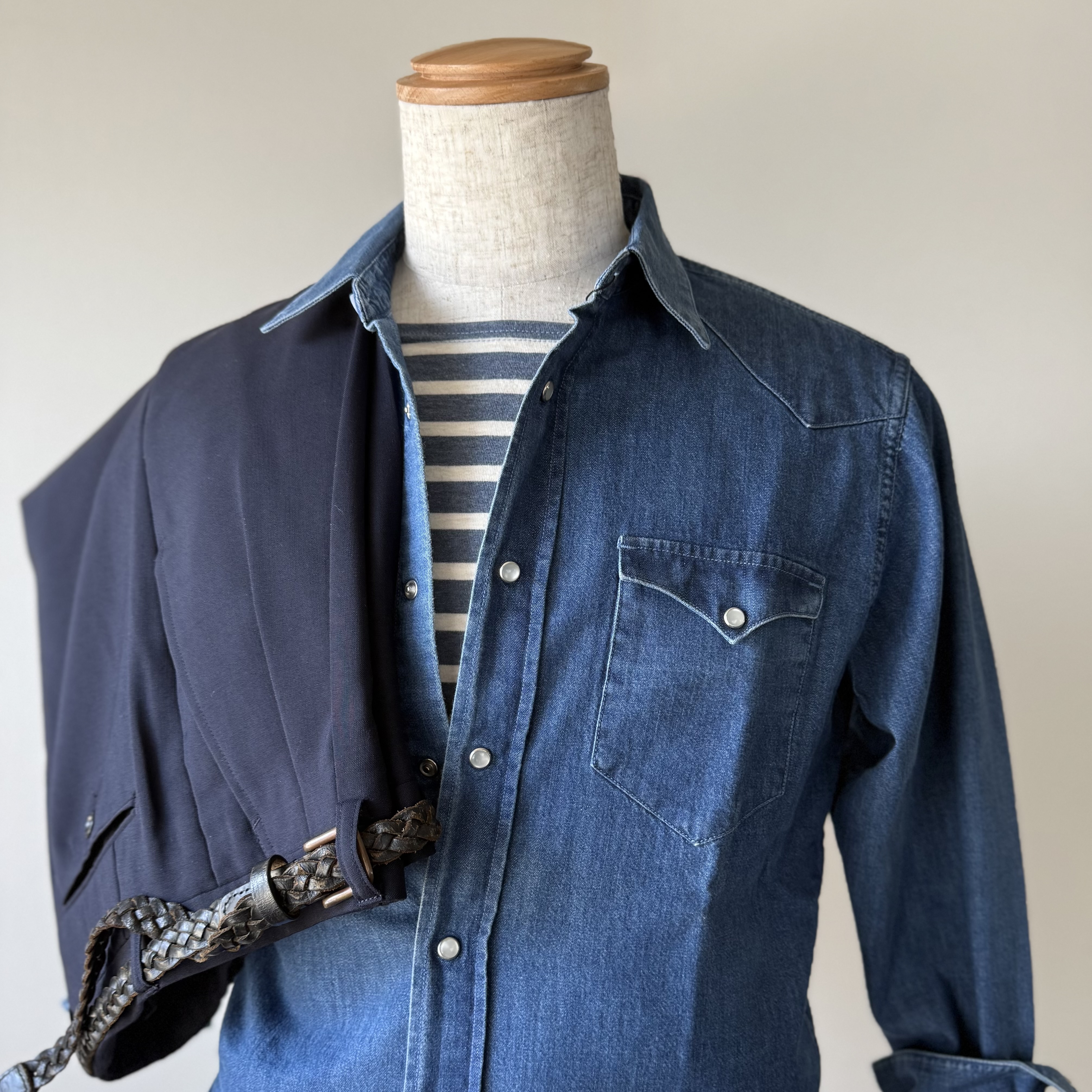 ドライなウールスラックスで晩夏カジュアル