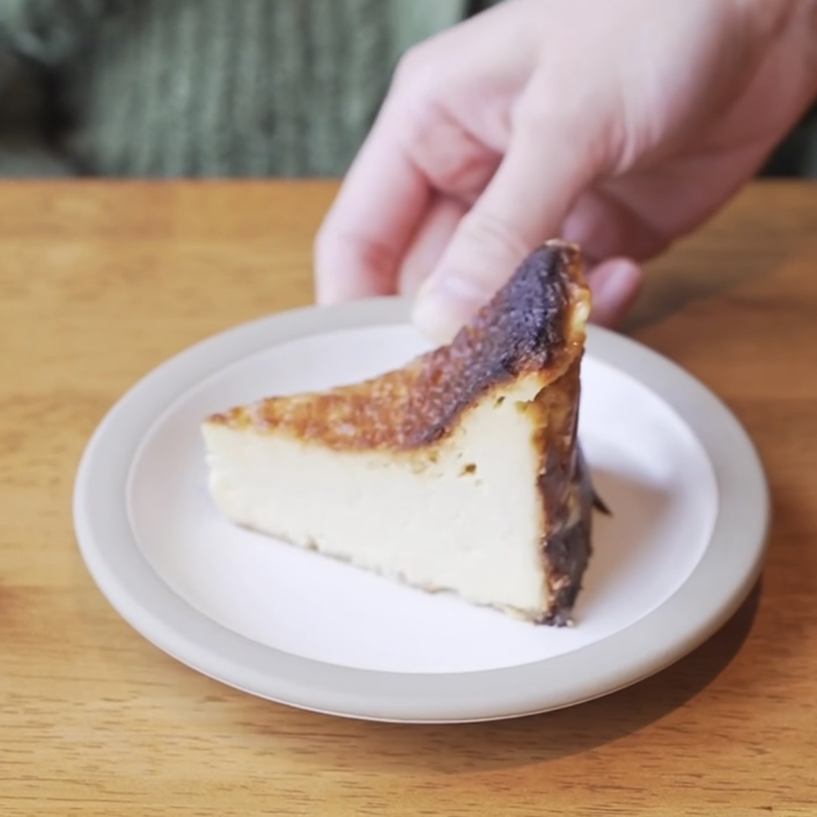 【絲と糸のもの】生まれ変わった「バスクチーズケーキ」― 佐渡のミルクと糸魚川の鶏卵、そしてお米で焼く