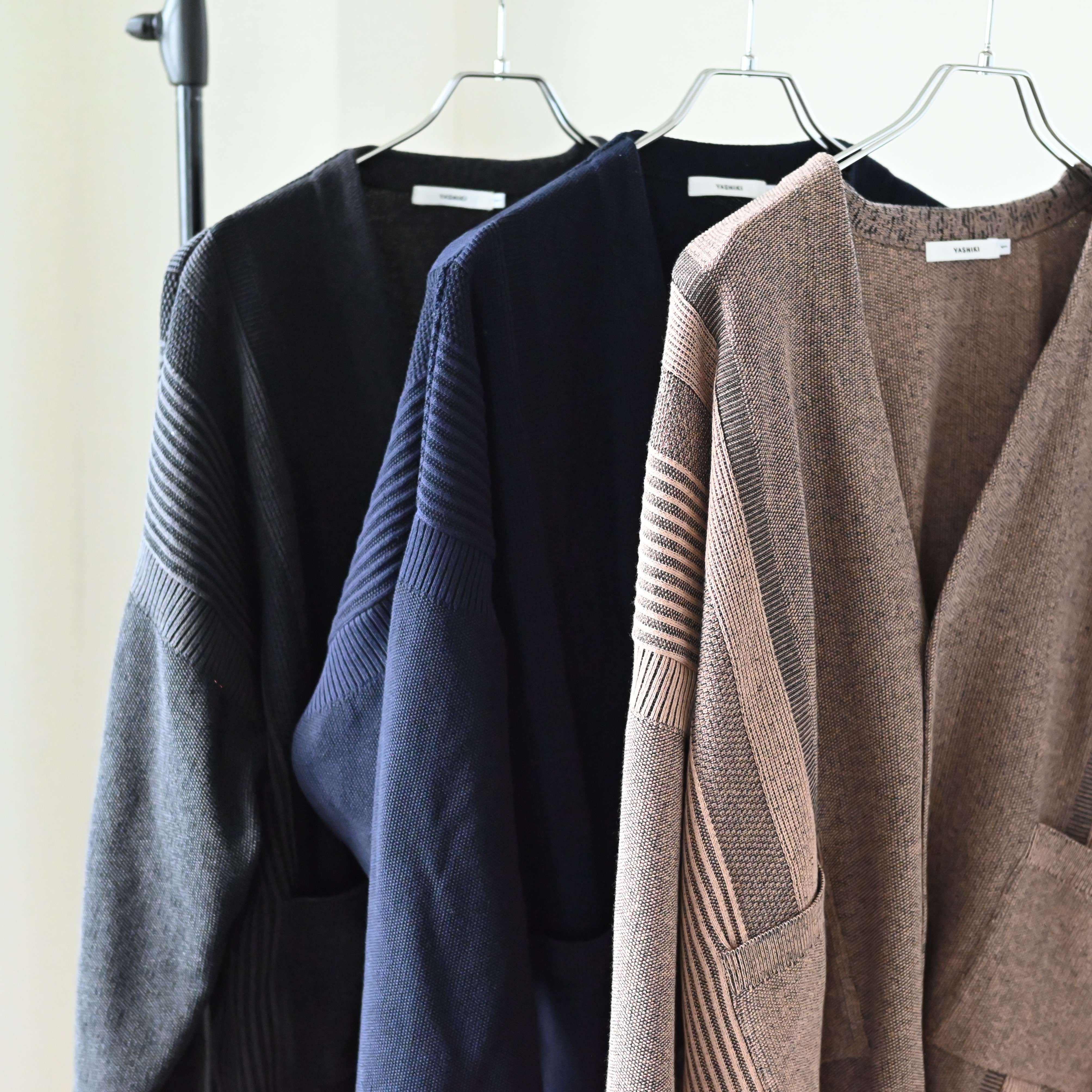 コットン100％、ご自宅で洗濯可能なYASHIKI定番のカーディガン