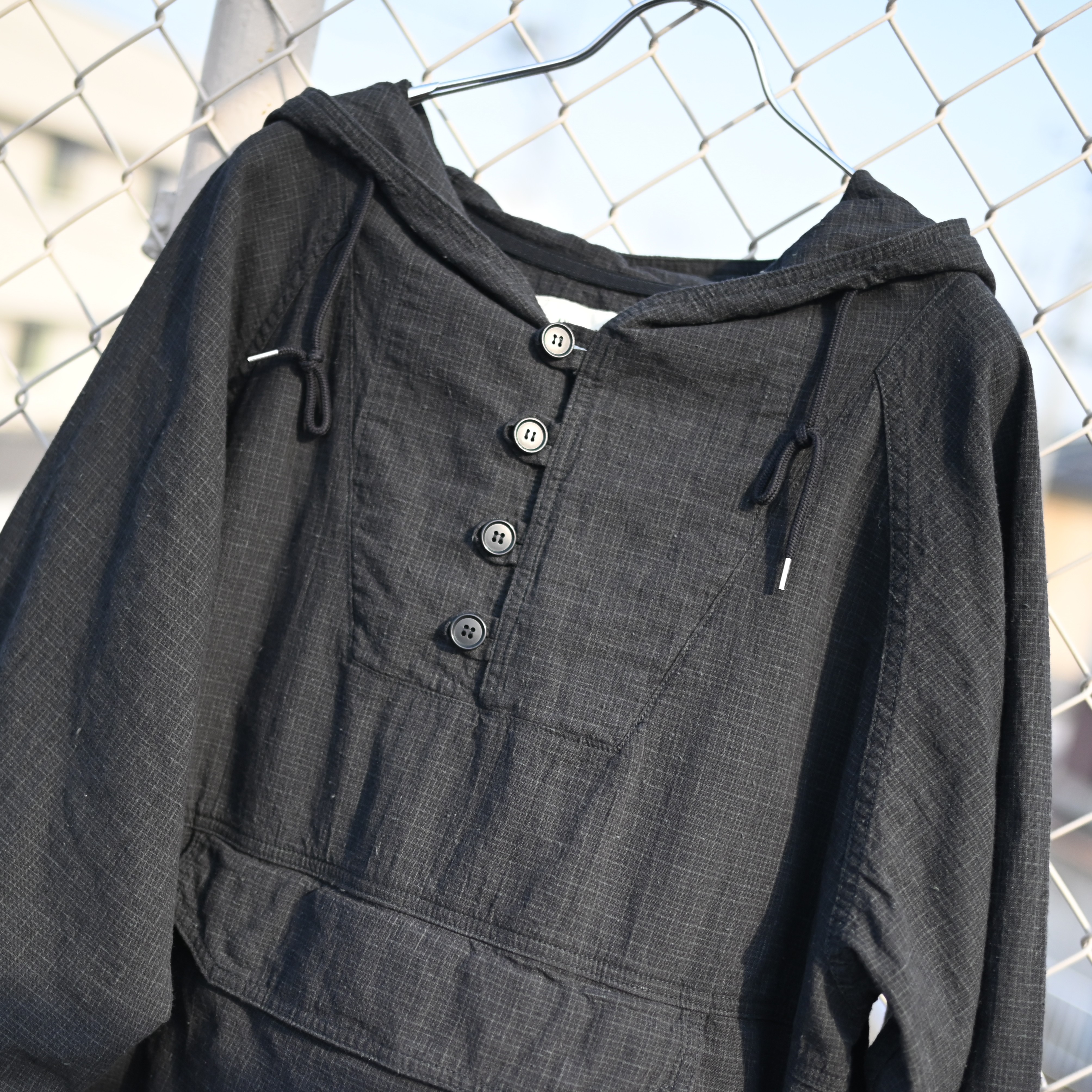 ANACHRONORM(アナクロノーム)軽やかさと風合いを兼ね備えた一着