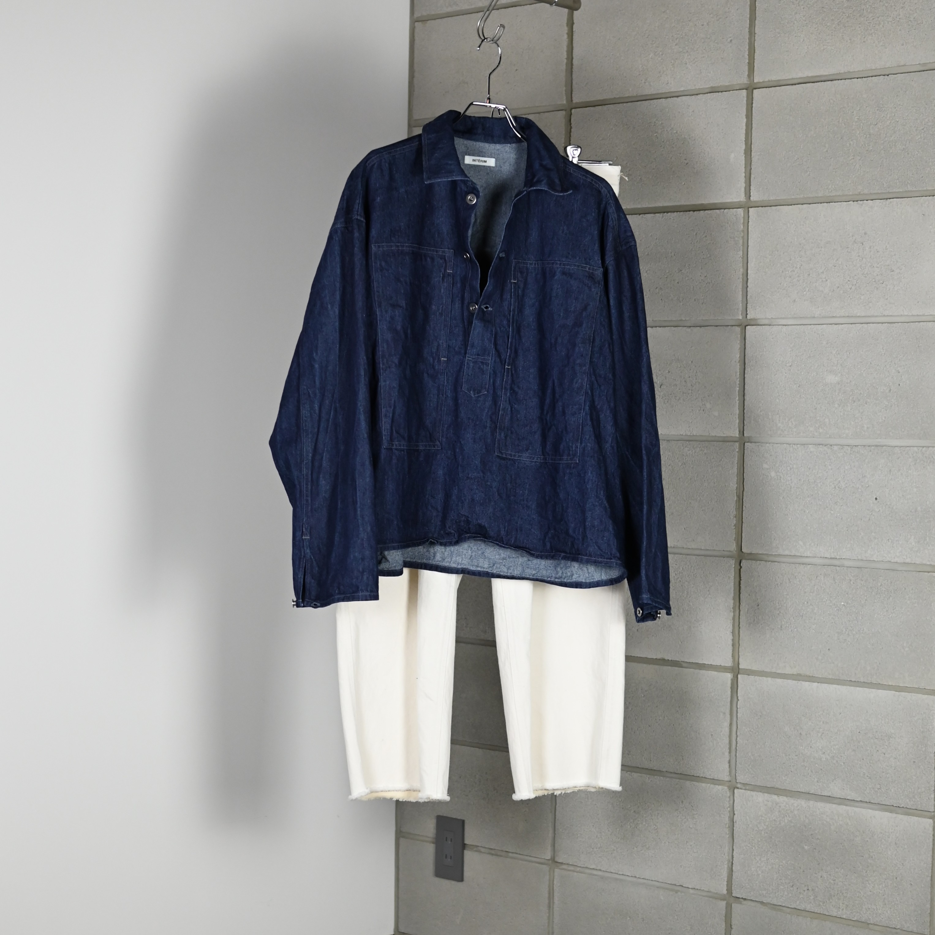 1920年代のU.S. ARMYデニムプルオーバージャケットをベースに製作された、長袖シャツ。