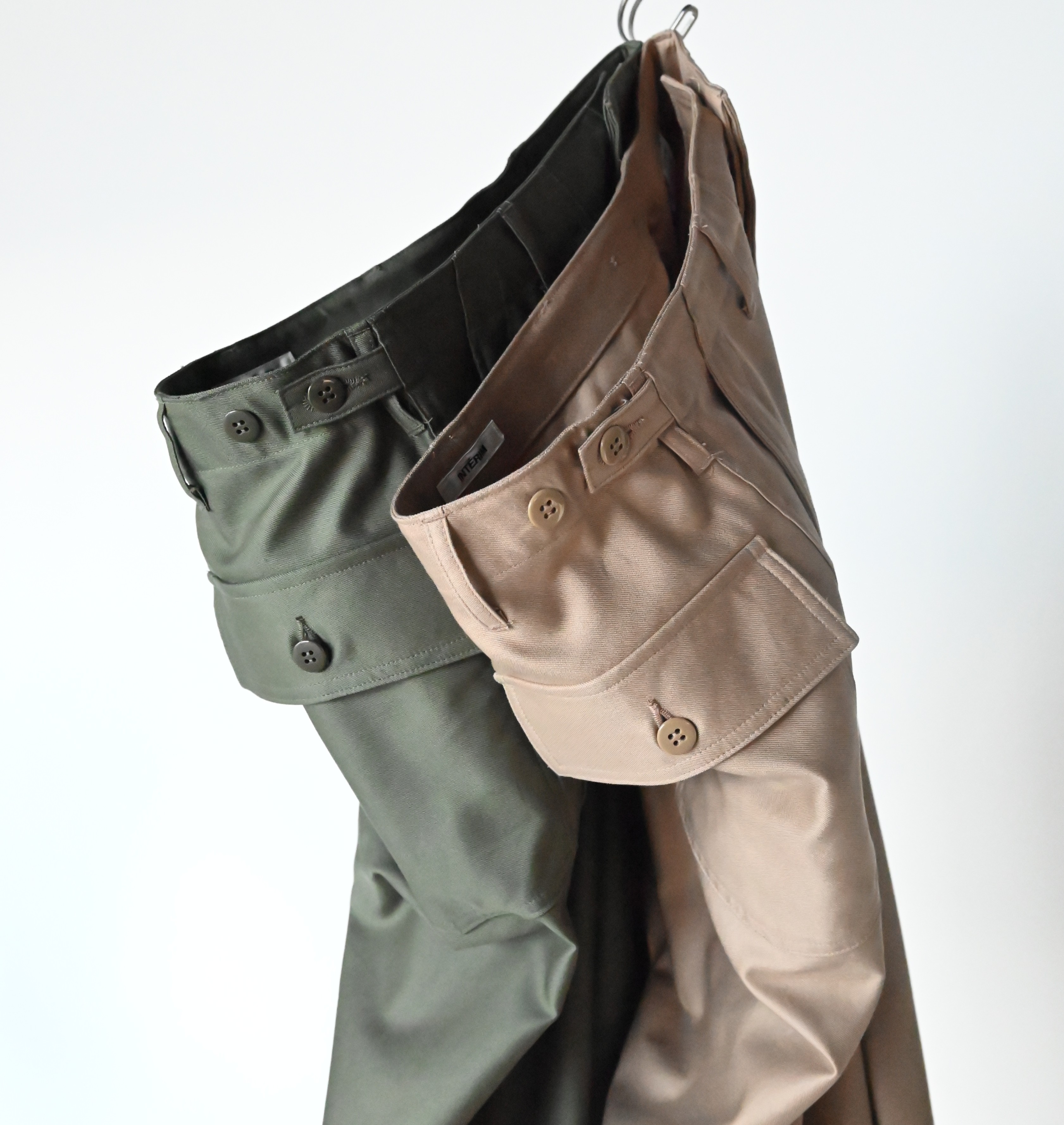 INTÉRIM（インテリム）25SS新作人気のGIZA BACK SATIN BAKER PANTS