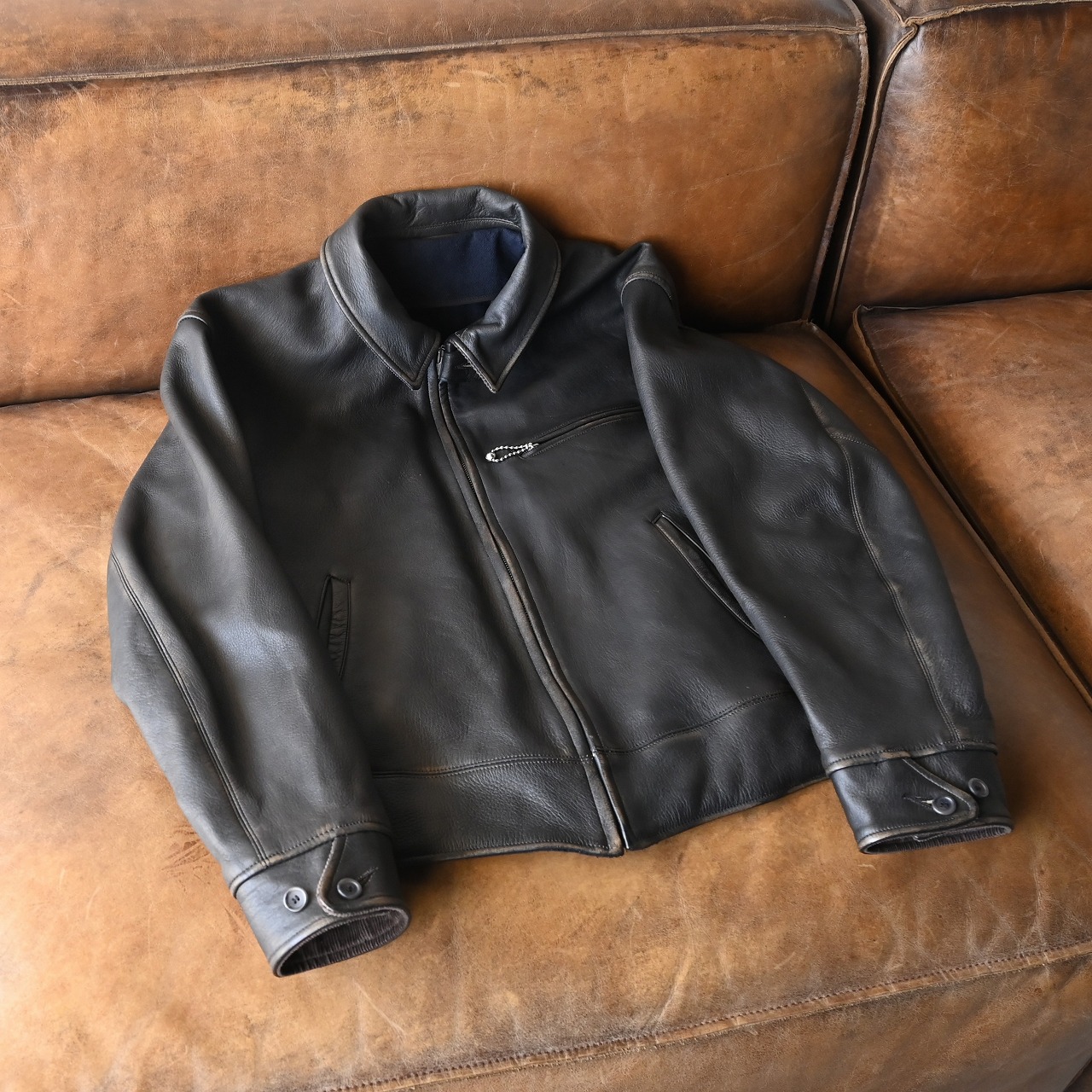 【OLD JOE】レザーアーカイブの魂を纏う──PATINA DEERSKIN JACKETシリーズ