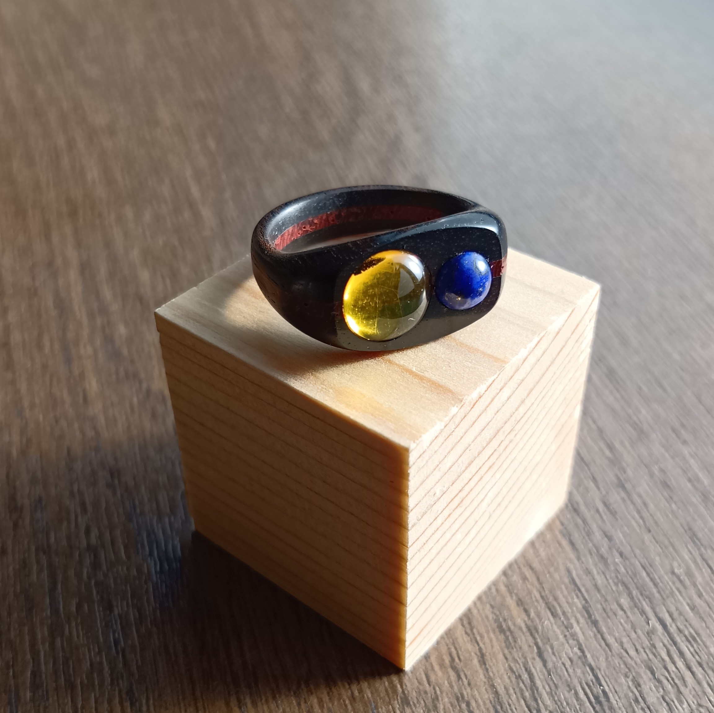 琥珀とラピスラズリ、黒檀とパドックの指輪