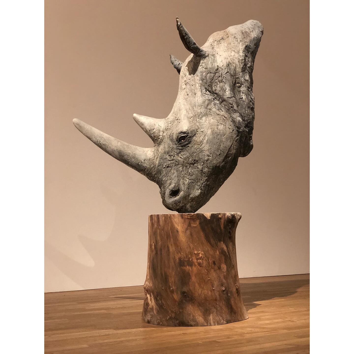 瀬戸優の代表作品「水月-シロサイ-」をザ・リッツ・カールトン東京にて展示中