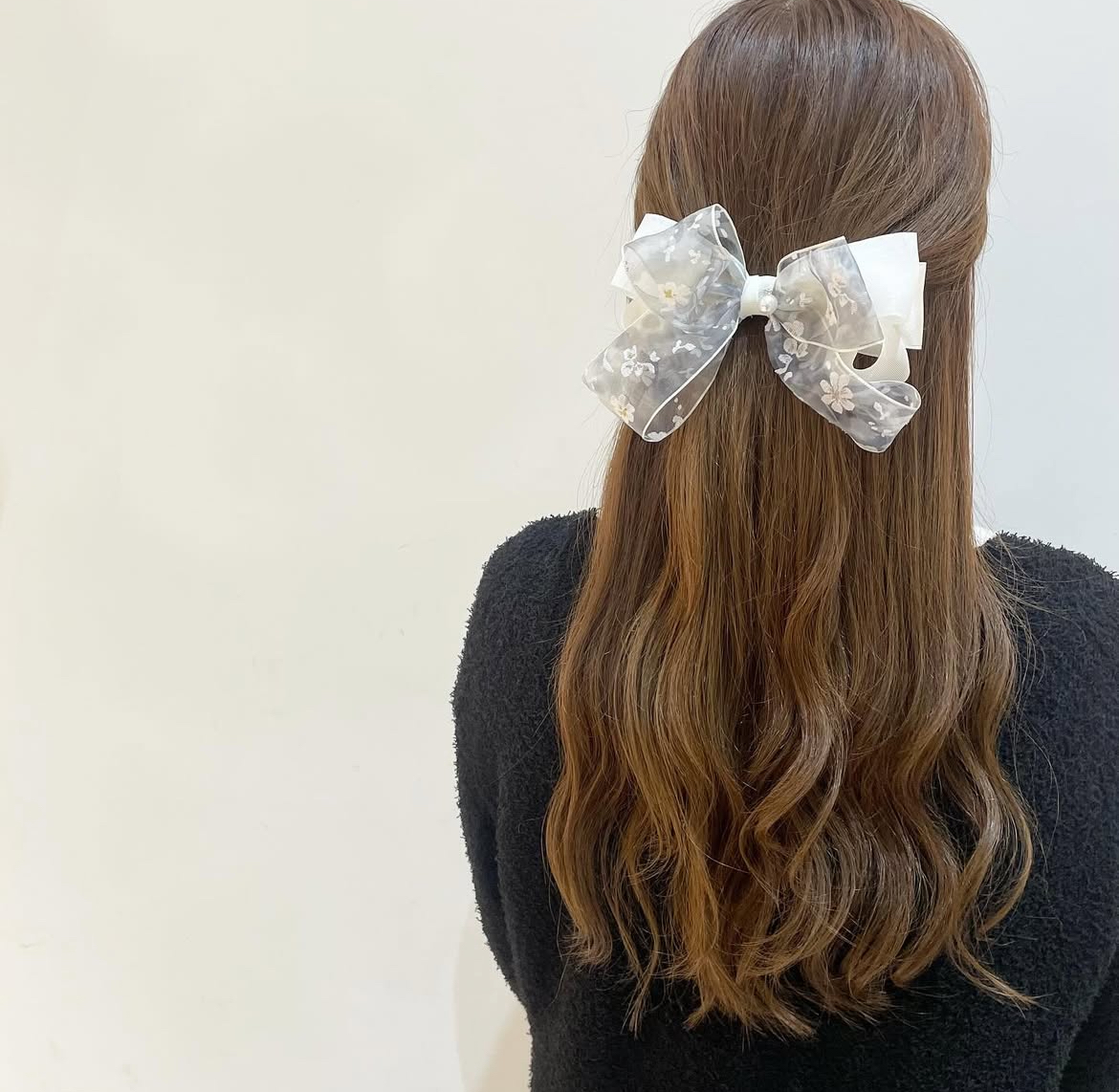 【2025年最新版】後ろ姿まで抜かりなく！大人女子を格上げする魔法のヘアアクセサリーTOP5