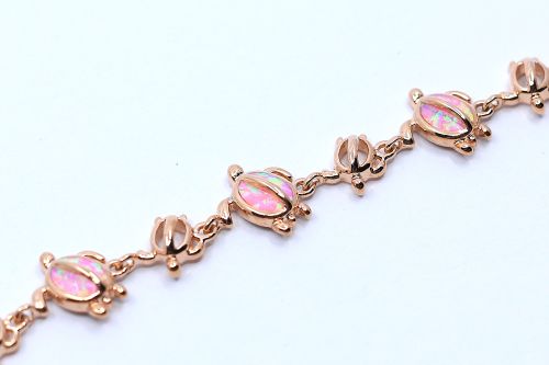 🌺 ピンクオパール×ホヌモチーフのハワイアンジュエリーで、幸運と優しさに包まれるひとときを。