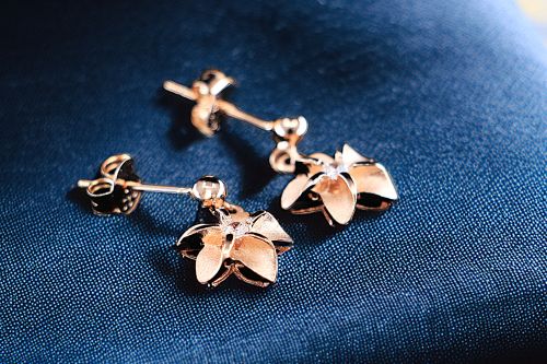 揺れるプルメリア✨ 秋にぴったりのハワイアンジュエリーピアスをご紹介 ＆ 今週末のイベント情報