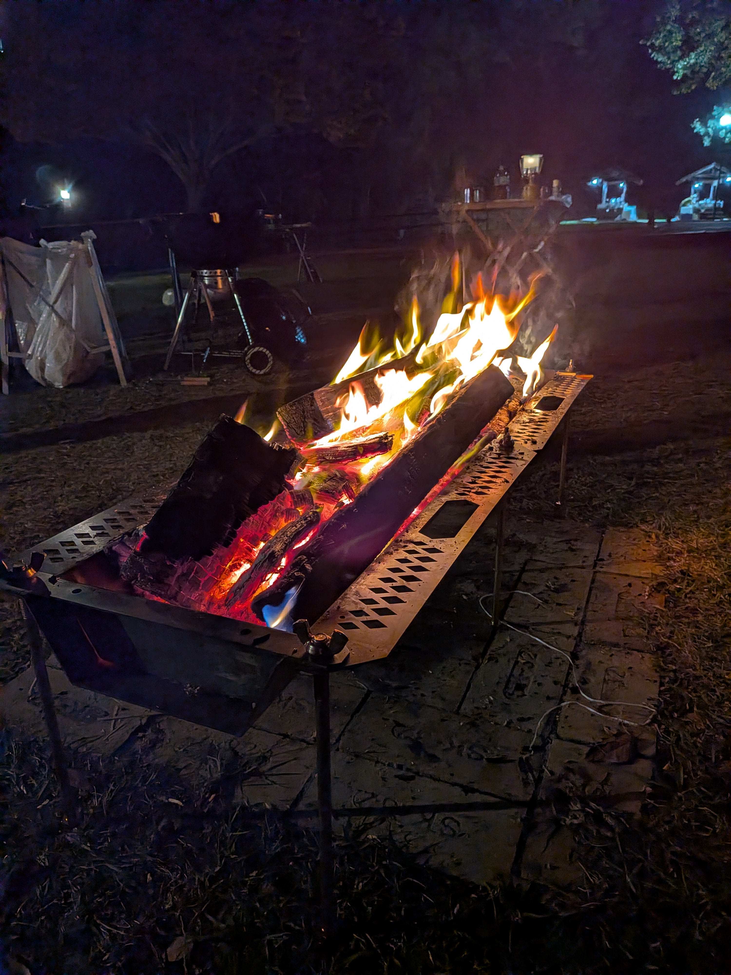 大きな焚き火、小さな焚き火。それぞれの魅力