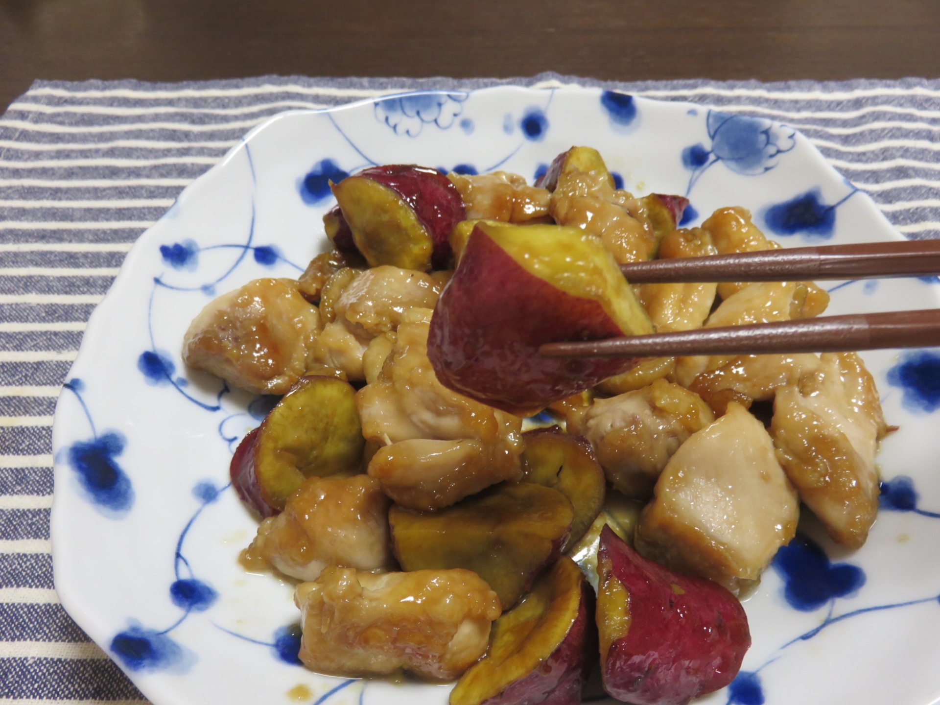 甘みと旨味が絡み合う美味しい一品！鶏肉とさつまいもの醤油炒め