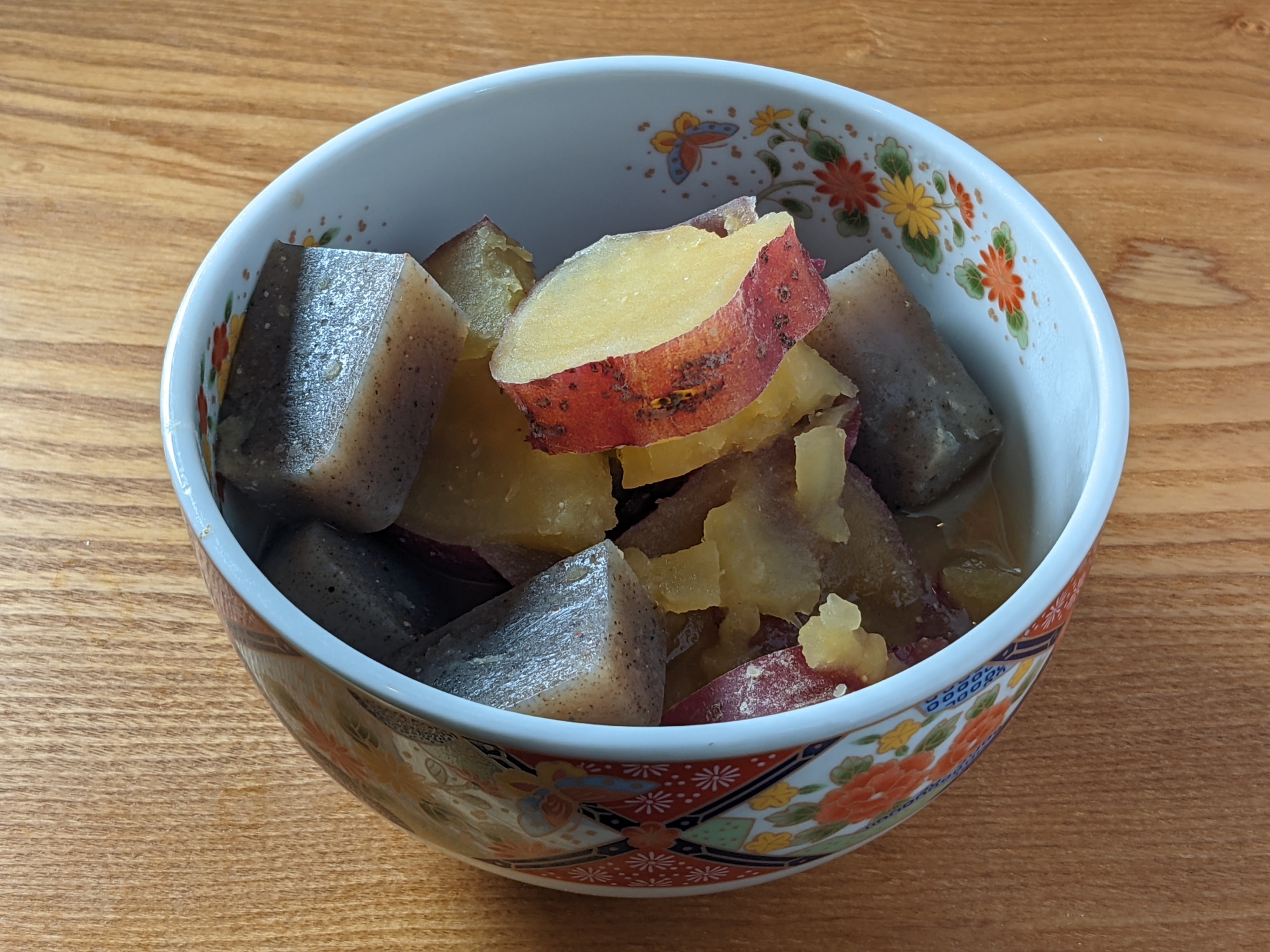 ほくほくのさつまいもと、こんにゃくの味噌煮