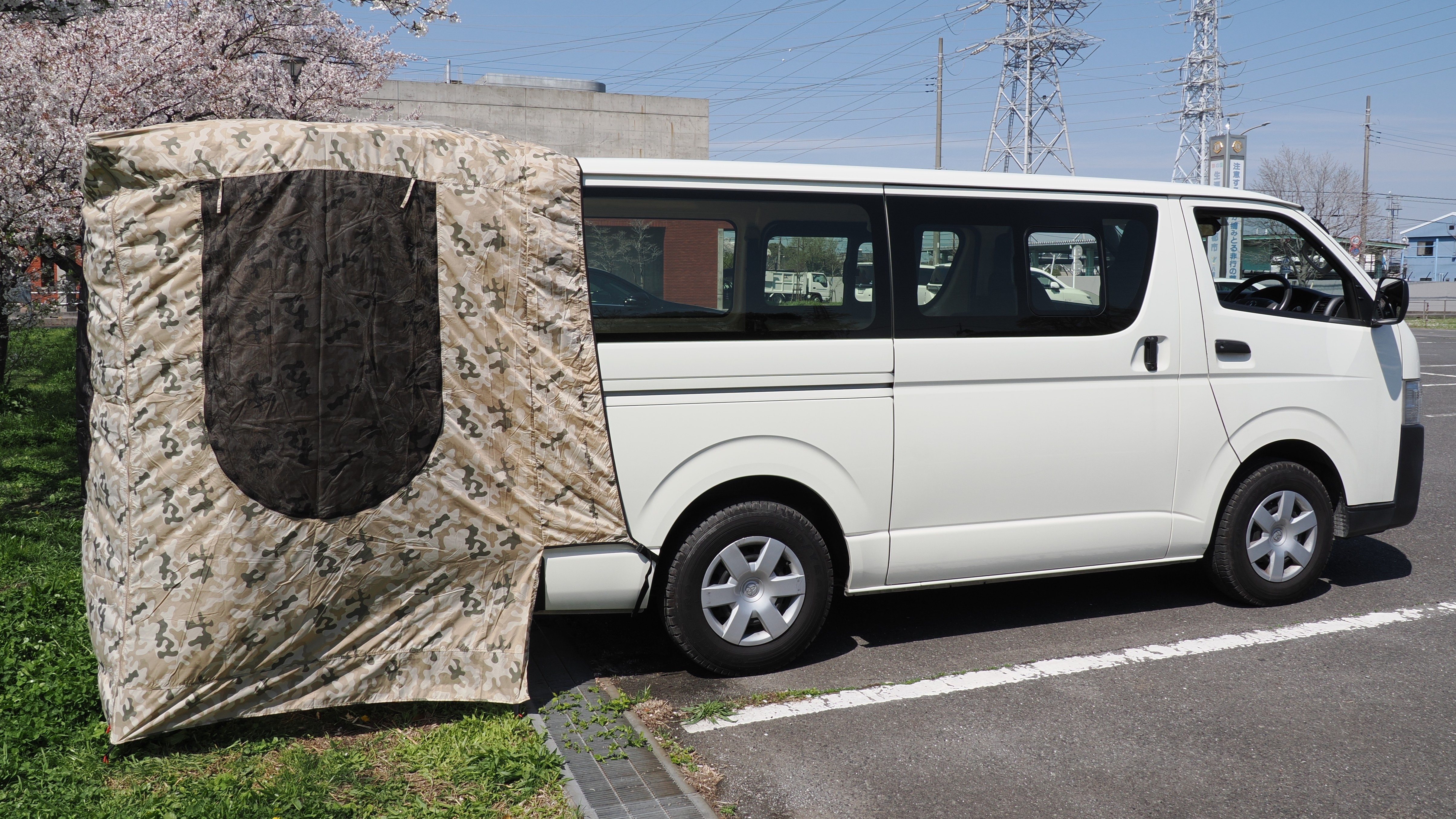 素材の違いで2種類、トヨタハイエース(H200系標準ルーフ)テールゲートテント発売開始!