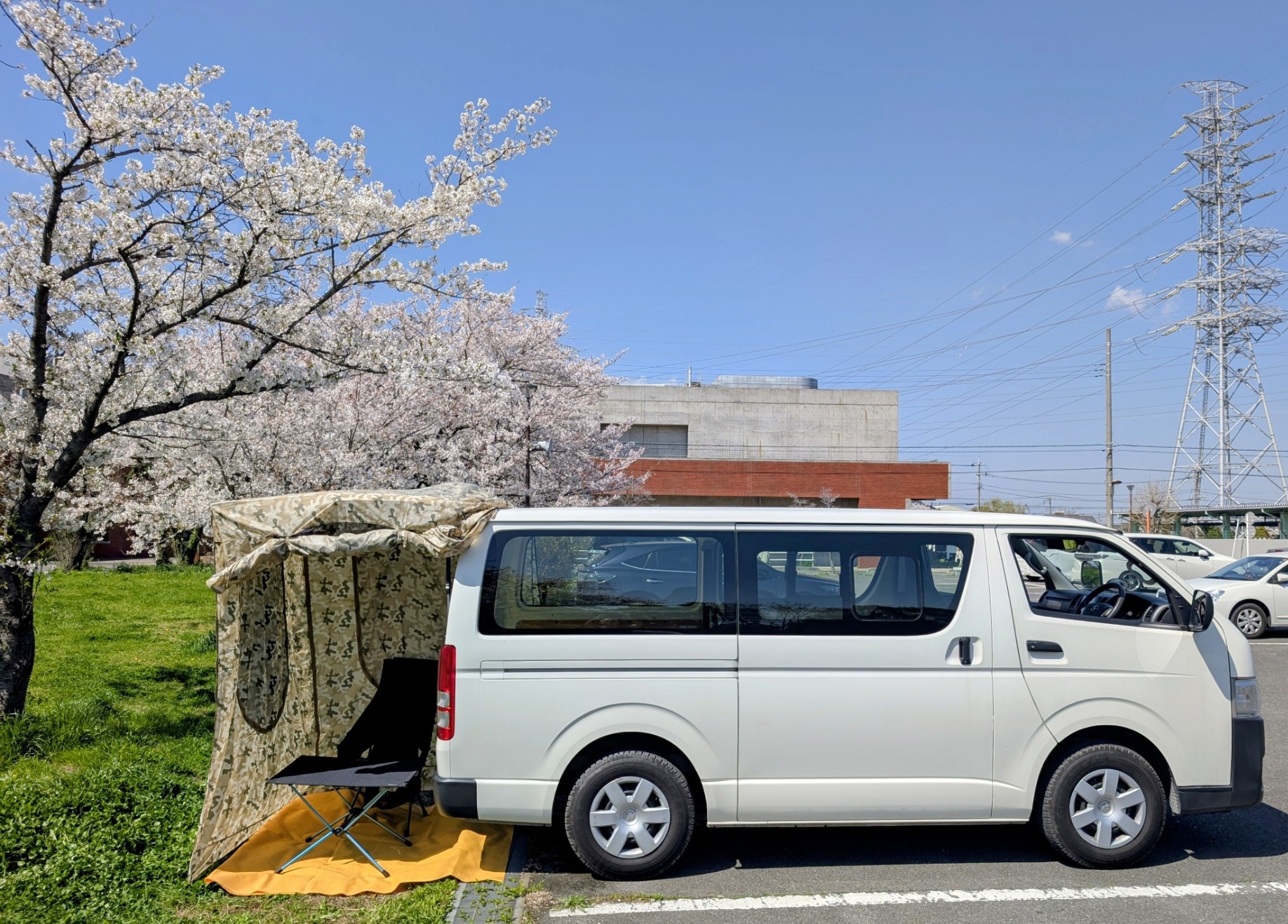 トヨタ ハイエースのテールゲートテントが入荷しました。