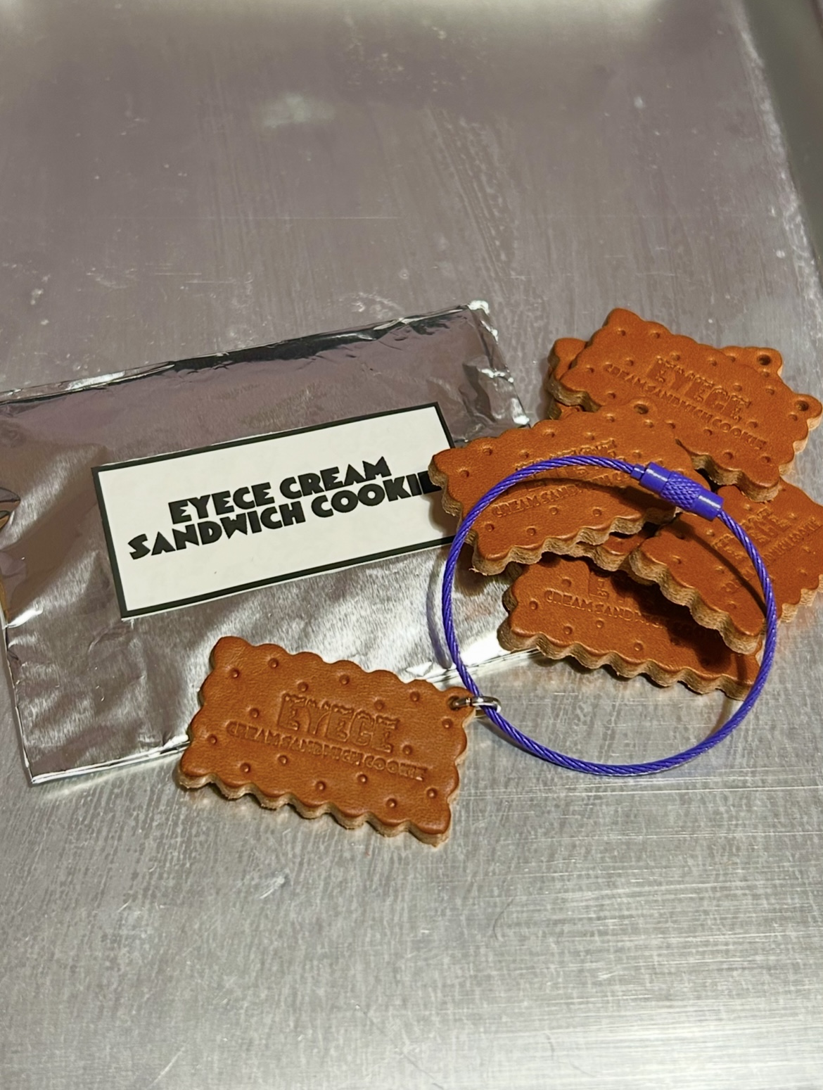 ” eyece cream sandwich cookie _ keyring "