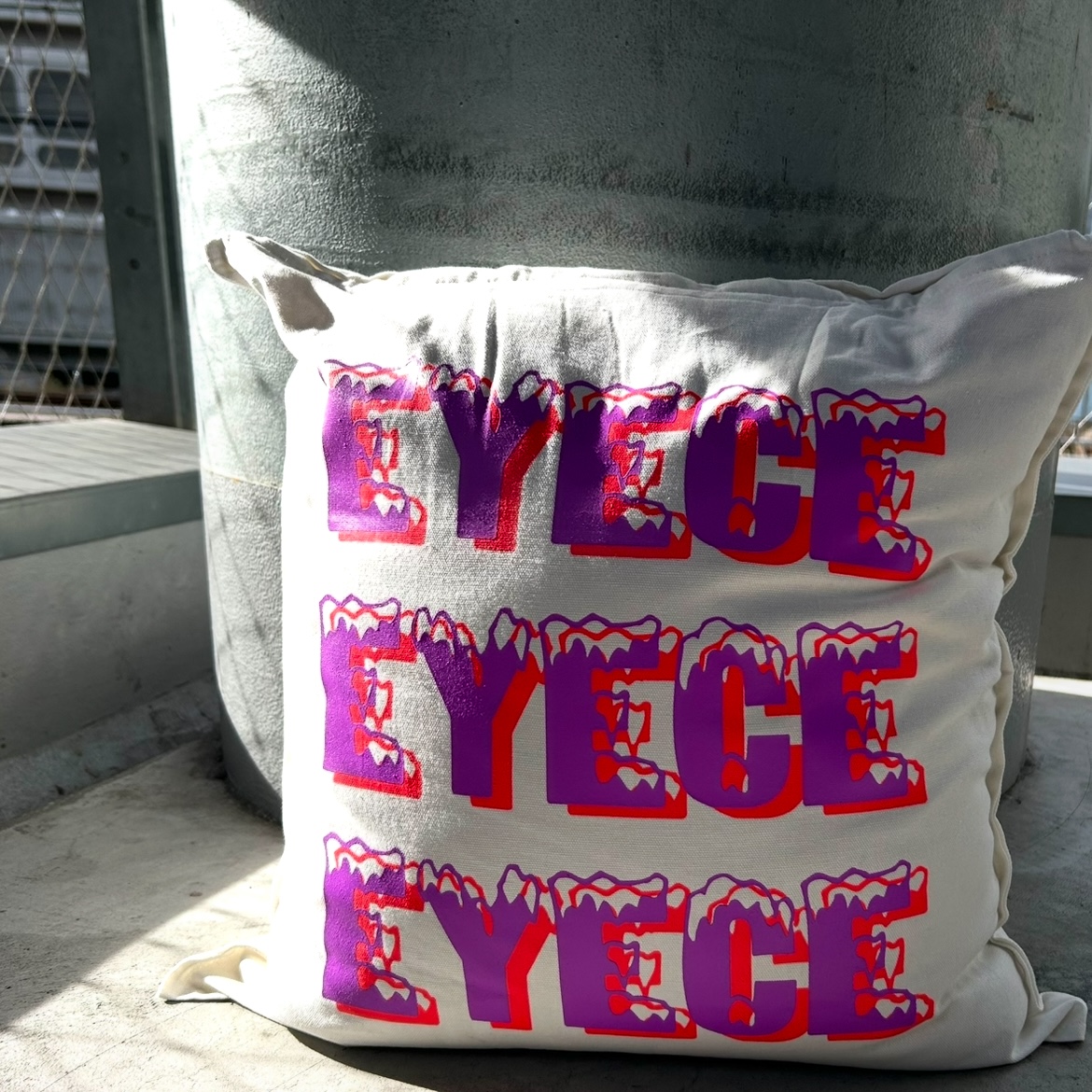 " eyece_cushion cover "