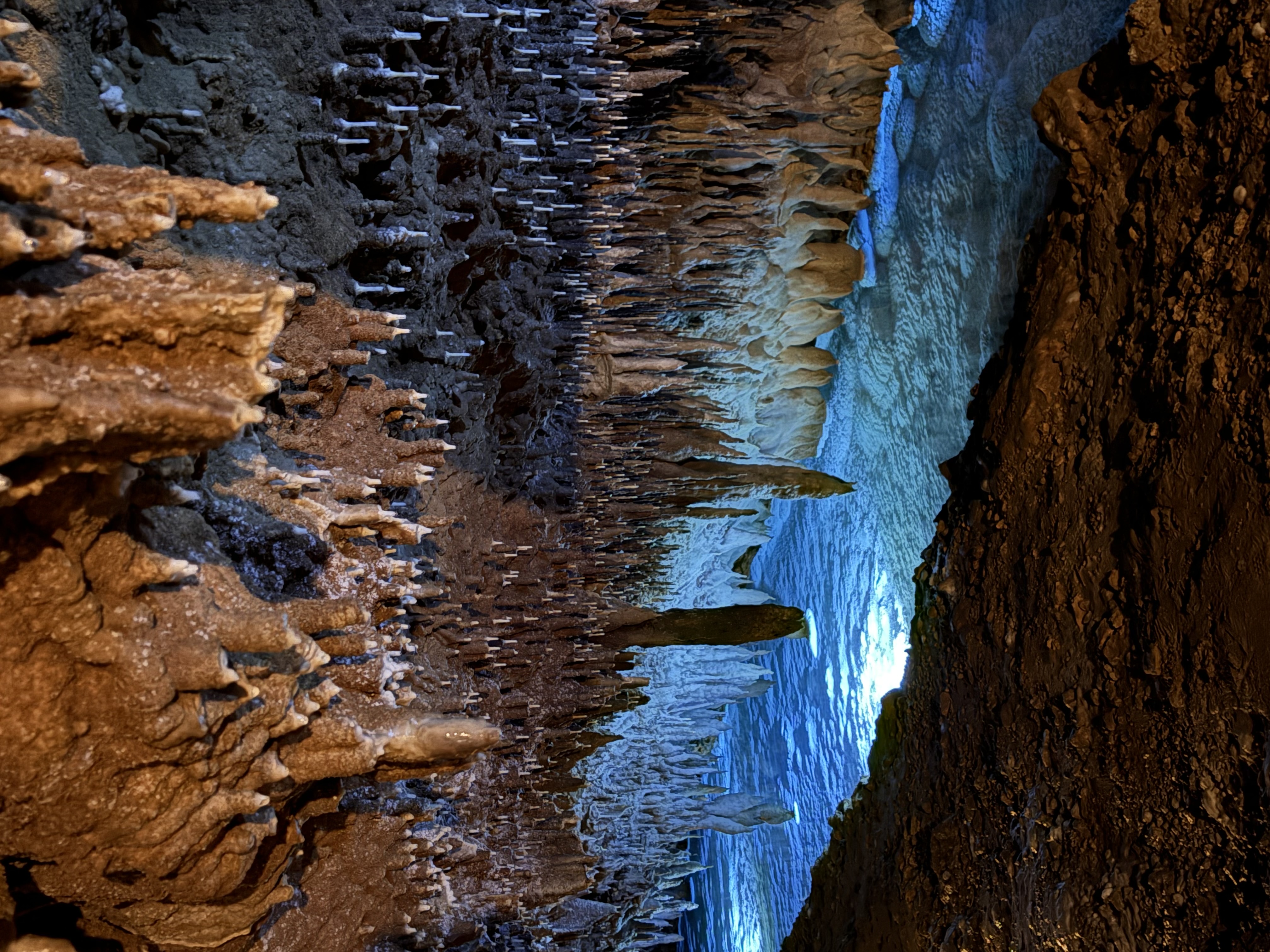 沖縄ワールドの地下に広がる神秘　鍾乳洞