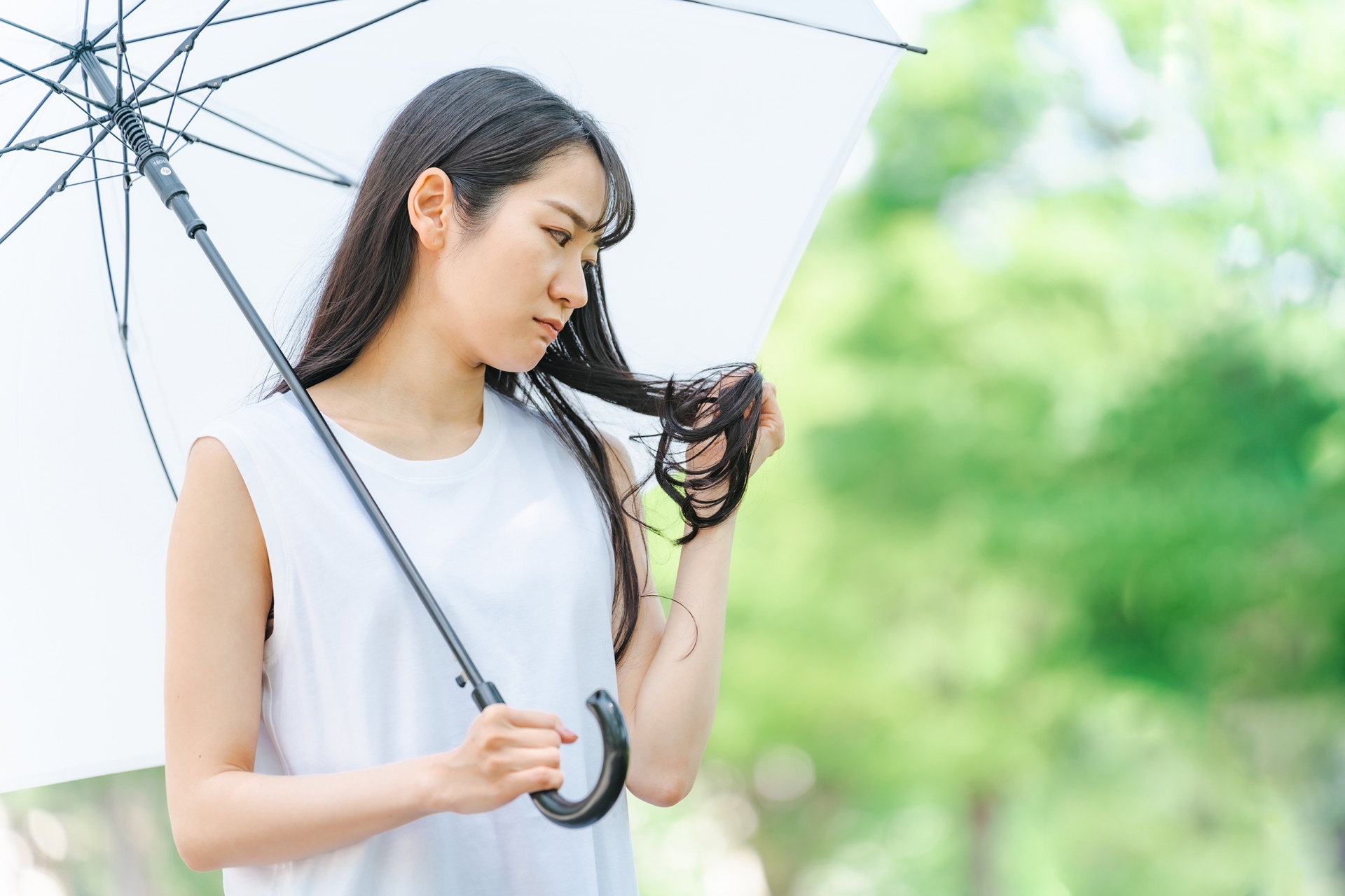 梅雨時期の救世主！髪のうねり・広がりを抑えるプロのヘアケア術
