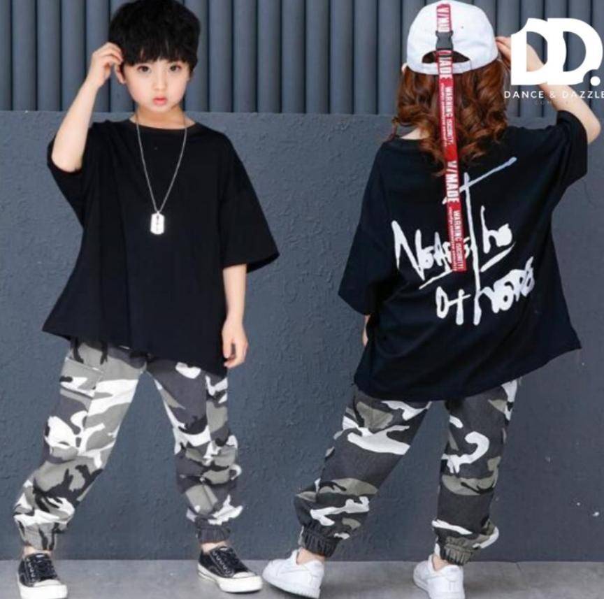 普段使いにも！黒×カモフラ柄コーデ