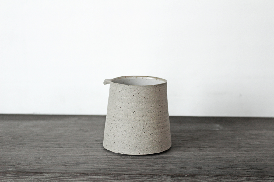 空間を選ばないミニマルなグレーの器　英国の陶芸家【JONO SMART】 コーヒーマグカップ