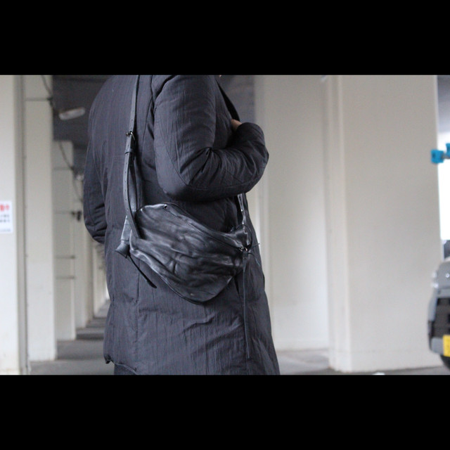 気鋭の女性アーティストがハンドメイド、ハンドダイで作り上げたレザーバッグ【Ytn no.7】