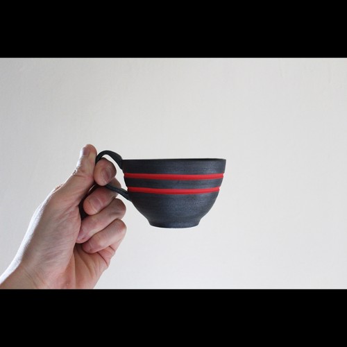 陶芸作家【酒井智也】個性引き立つ黒と赤のコントラストが目を惹く新作のコーヒーカップ入荷！