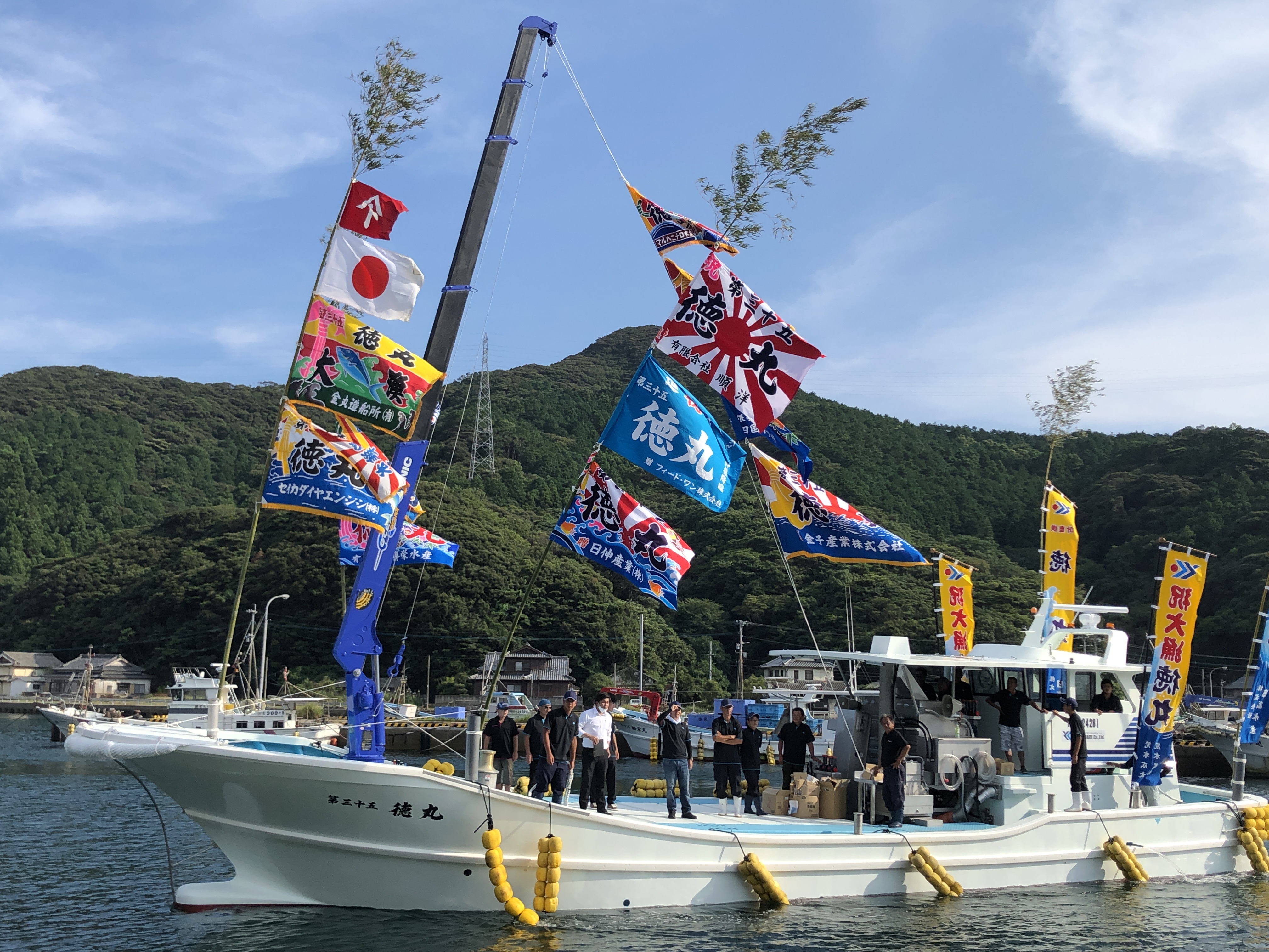 船からお餅を投げる？！色とりどりの大漁旗がたなびく新船の門出と発展を祝う「船祝い」