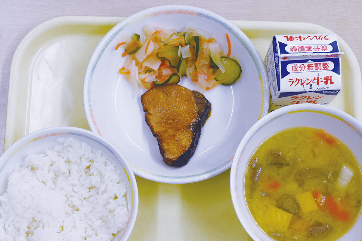 徳丸のブリが学校給食に登場!徳丸は地産地消と魚食文化の発展に寄与しています