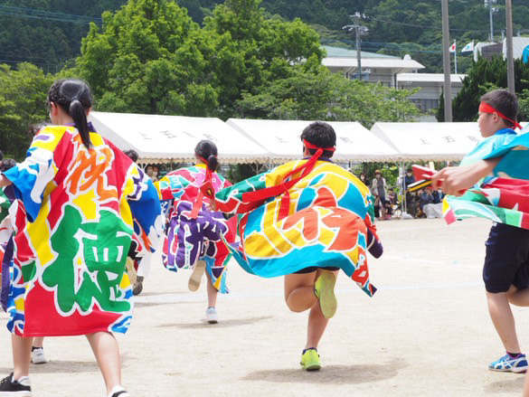 徳丸の大漁旗が法被になって子どもたちのソーラン節で大活躍