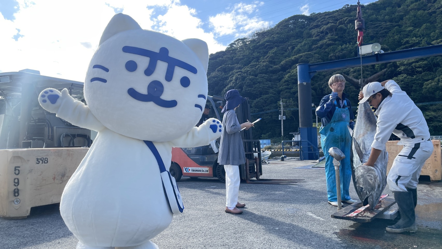 長崎の変キャラクター「にゃーが」が徳丸でマグロ出荷を見学！