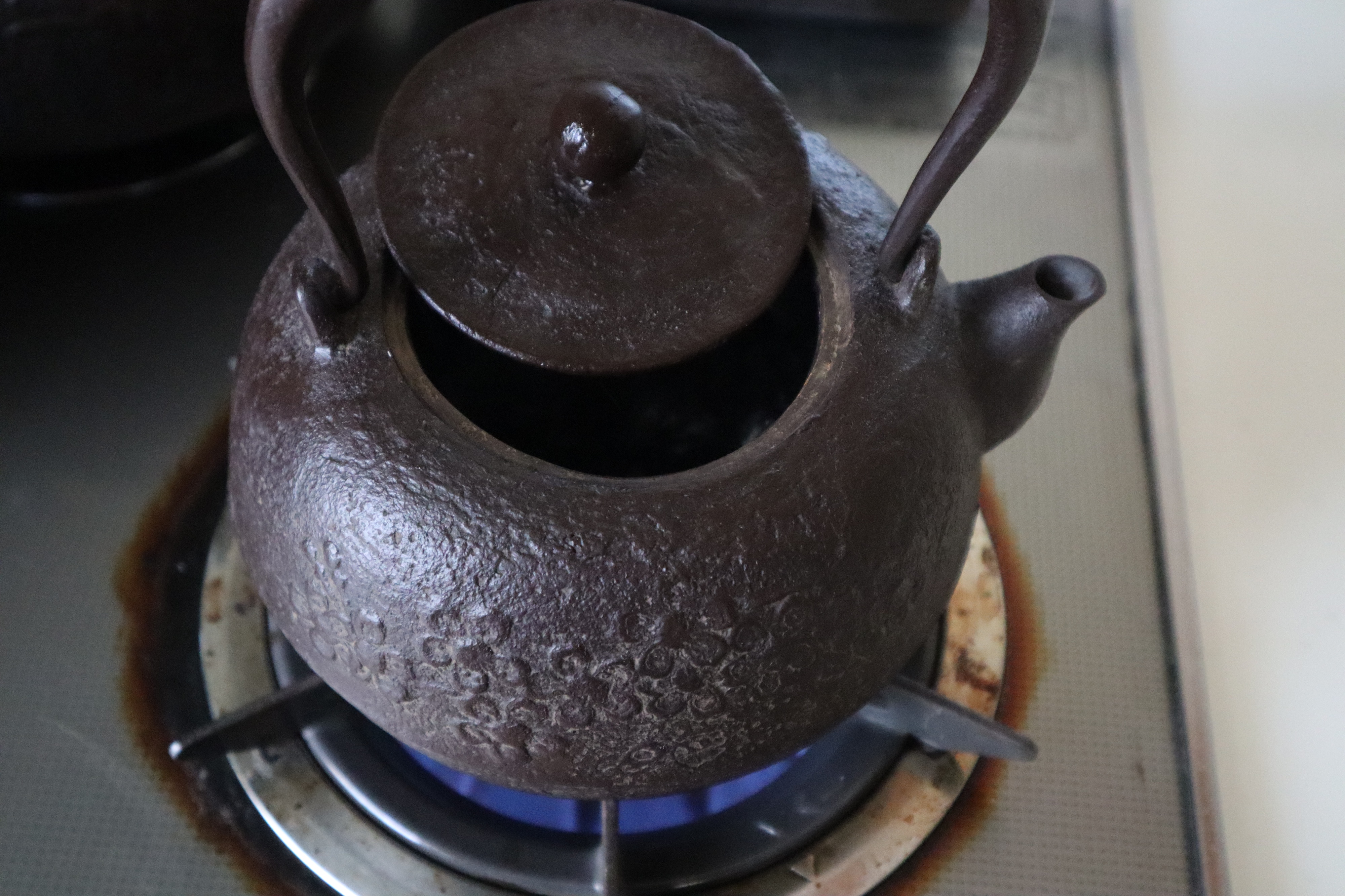 今日も朝に鉄瓶で白湯を作り、南部鉄器のフライパンで目玉焼きを作りました。