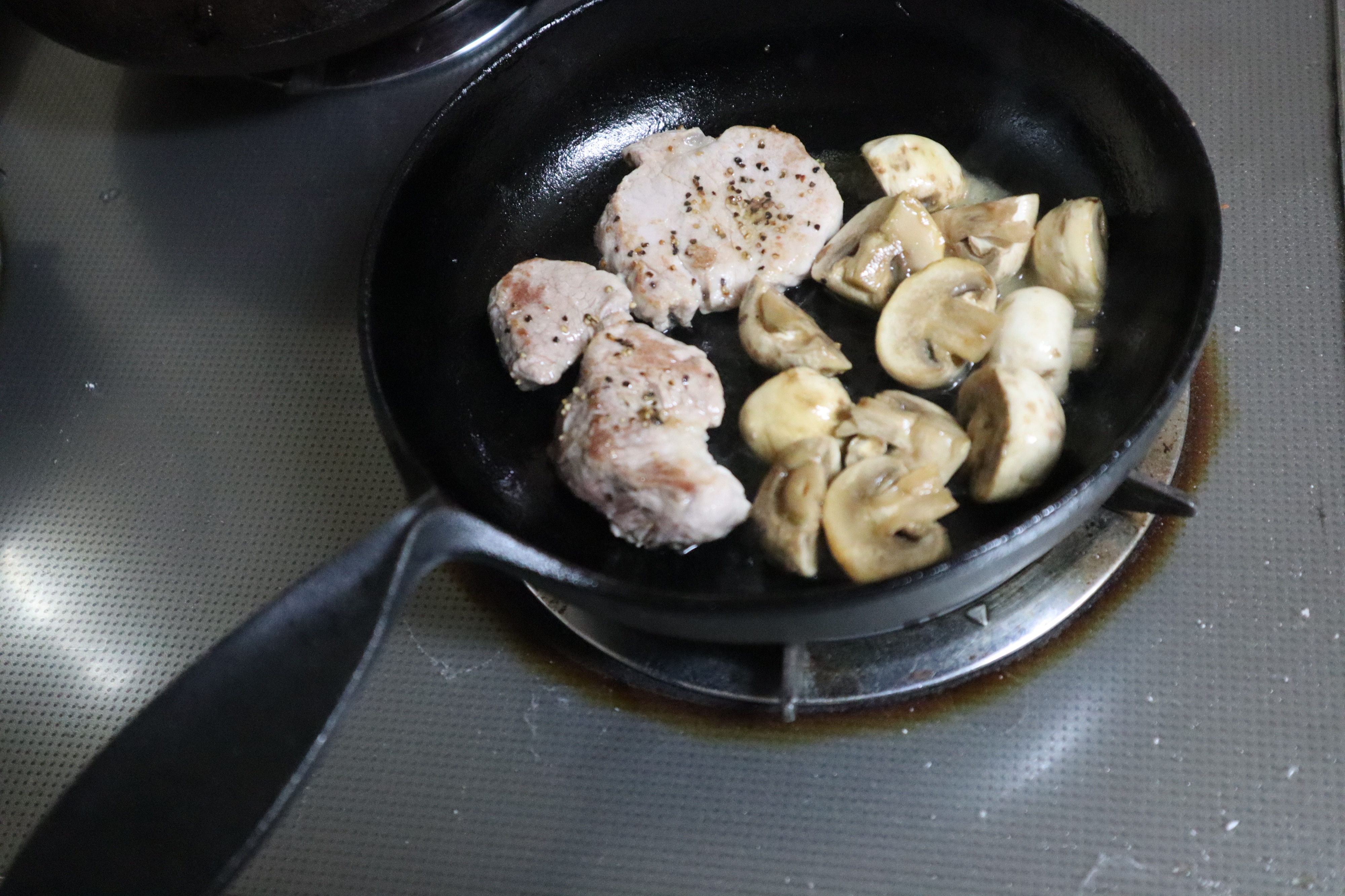 我が家は料理する時はいつも南部鉄器を使い、南部鉄器は焼く料理がその良さが一番分かります