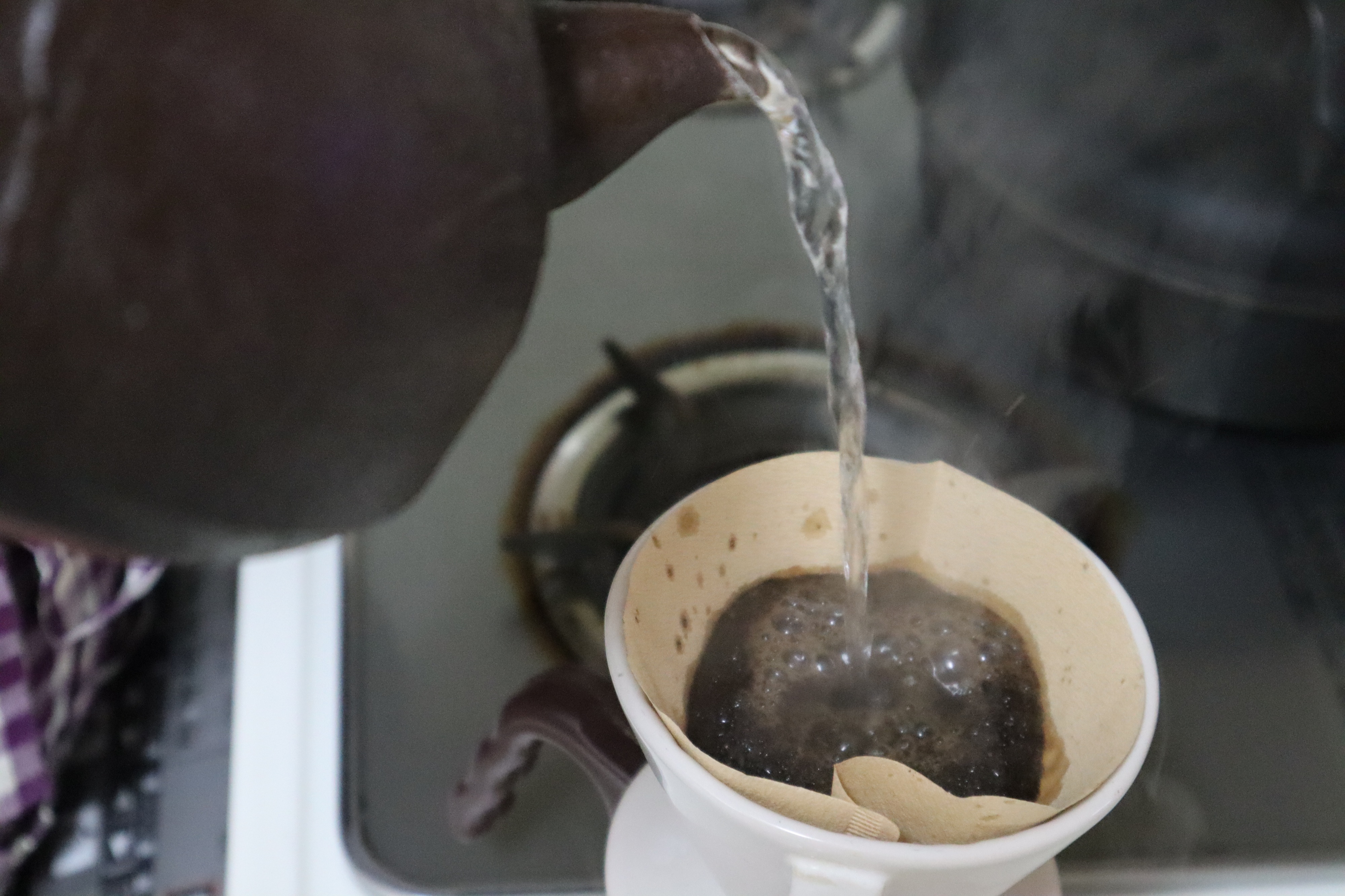 我が家の珈琲は鉄瓶で沸かしたお湯で淹れて作ります