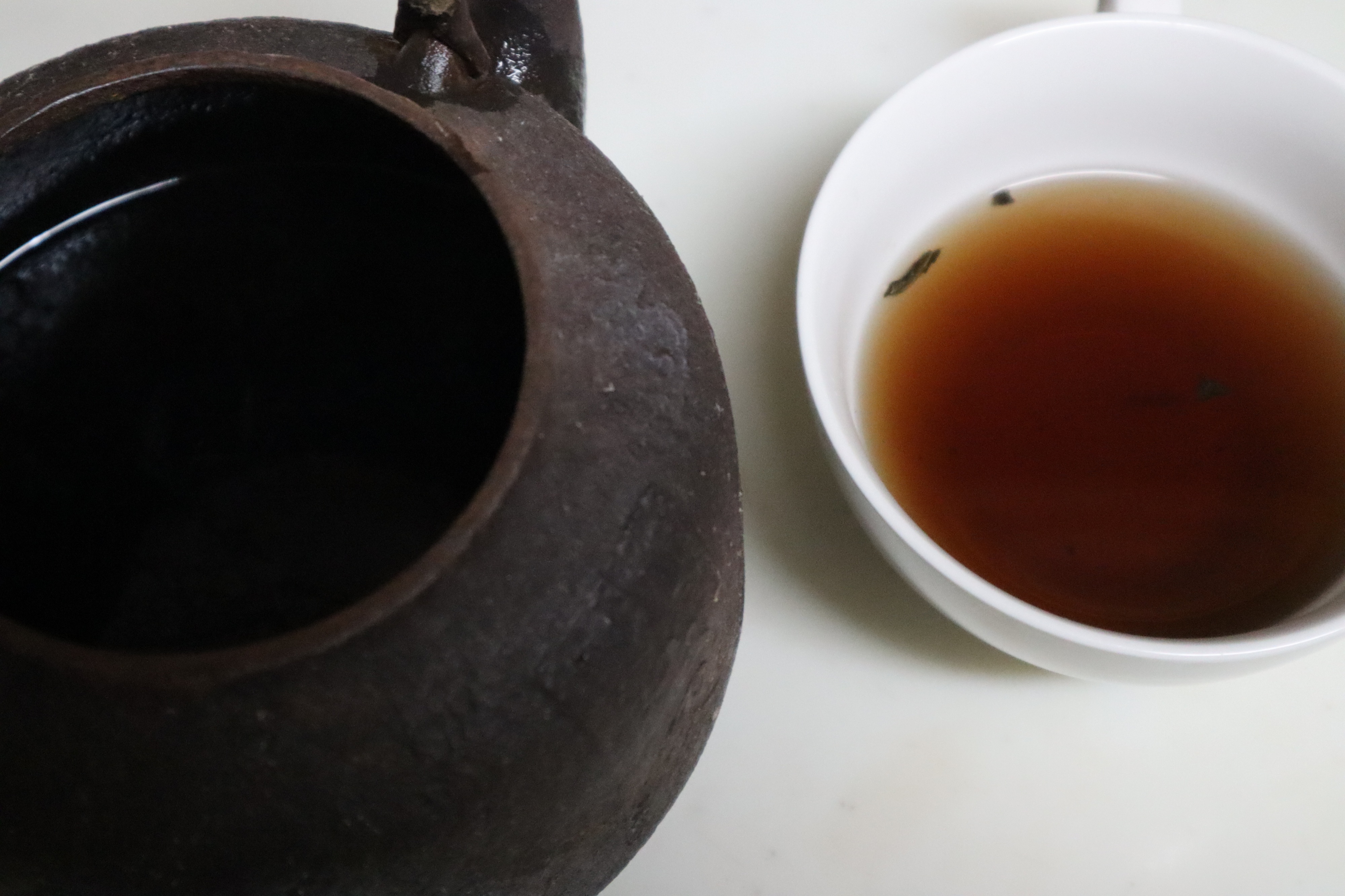 鉄瓶の赤錆はお茶の成分のタンニンで錆が取れますが、紅茶もタンニンが含まれているので試してみました