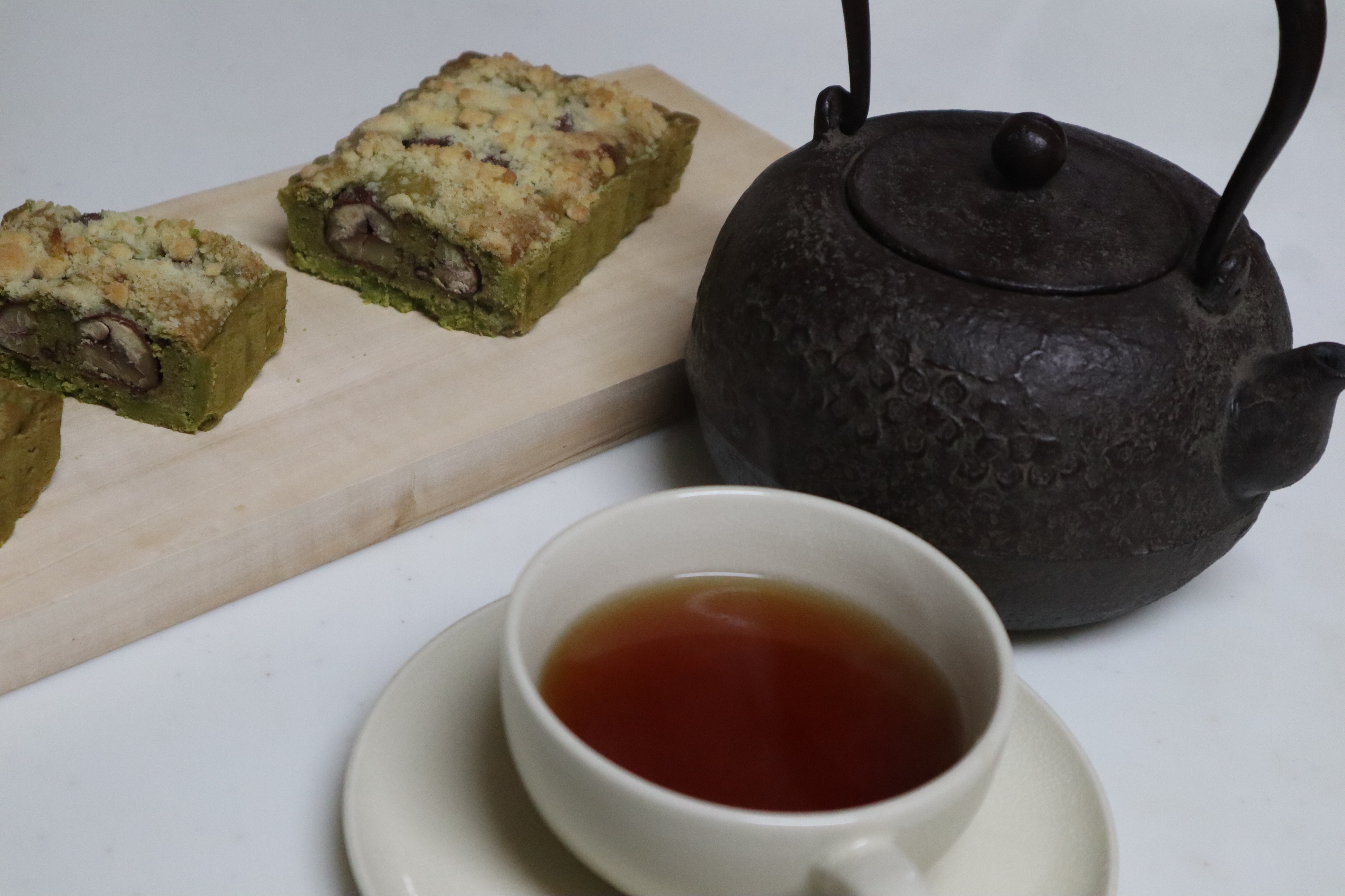 季節の食材を使てスイーツを作り、鉄瓶でお湯を沸かして秋の時間を楽しみます。