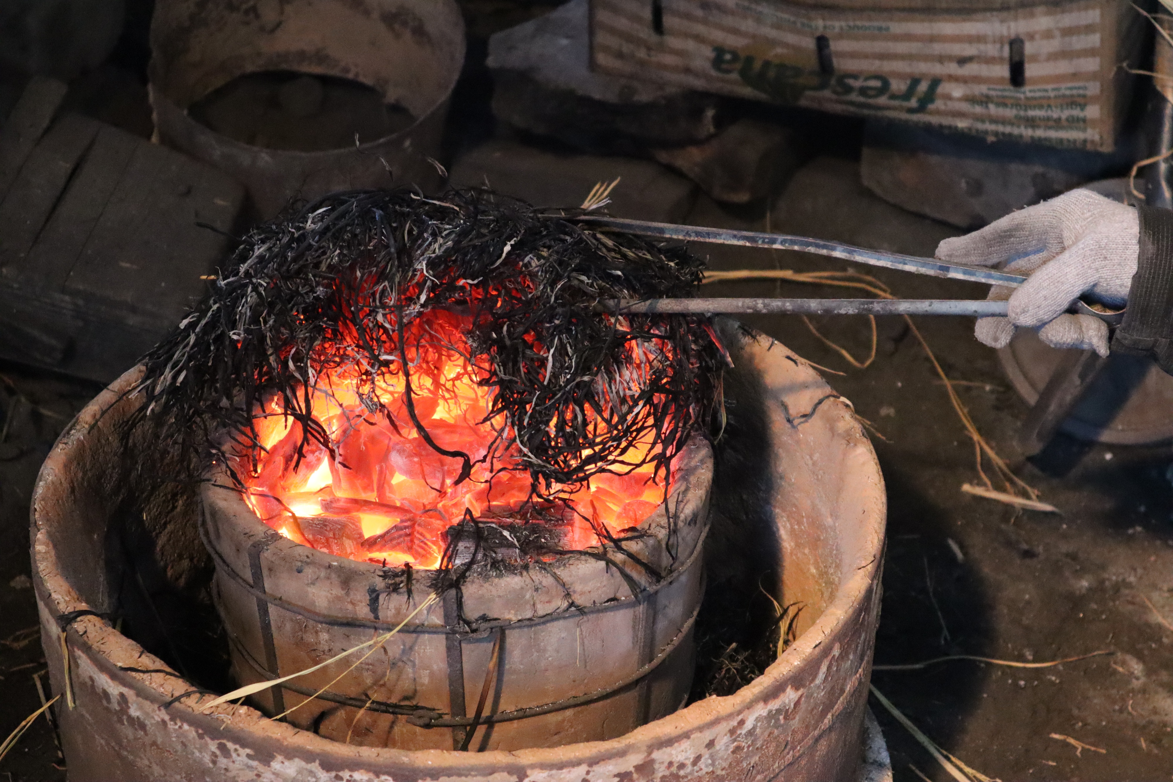 及鉄が作る鉄瓶の錆止めは木炭で焼き鉄瓶の表面に酸化被膜を施します。