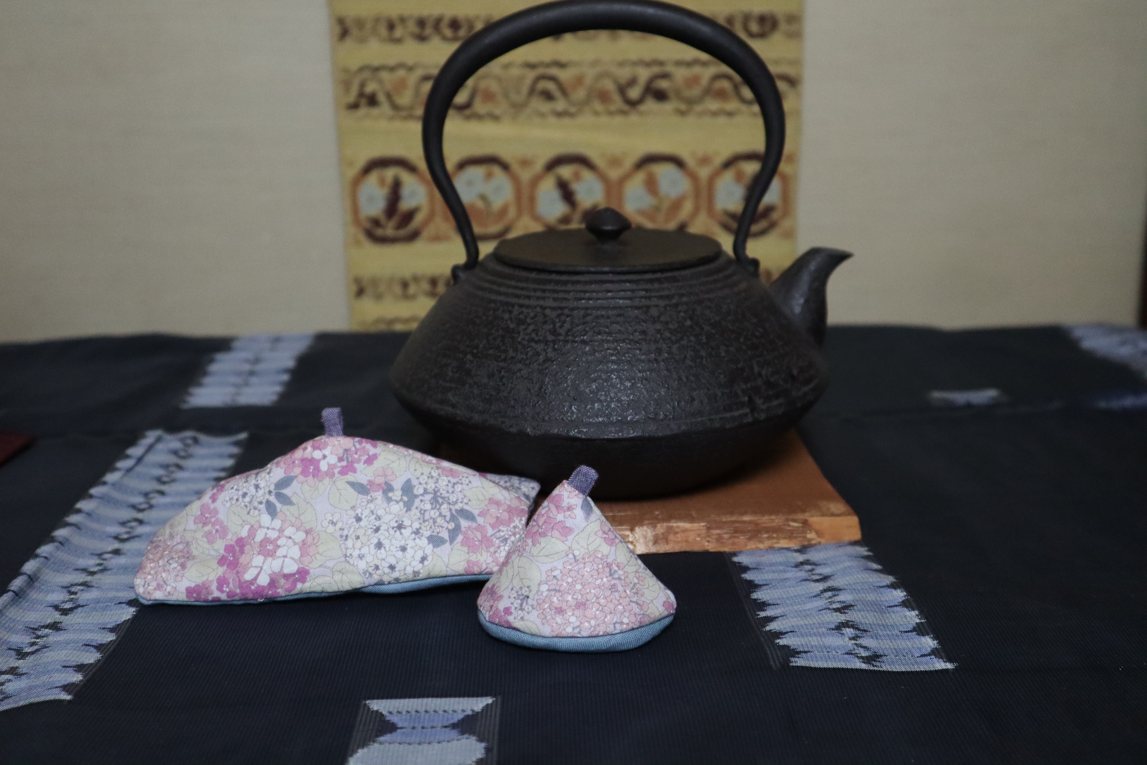 今日は紫陽花の柄の布で鉄瓶帽子と鉉の帽子を作りました。