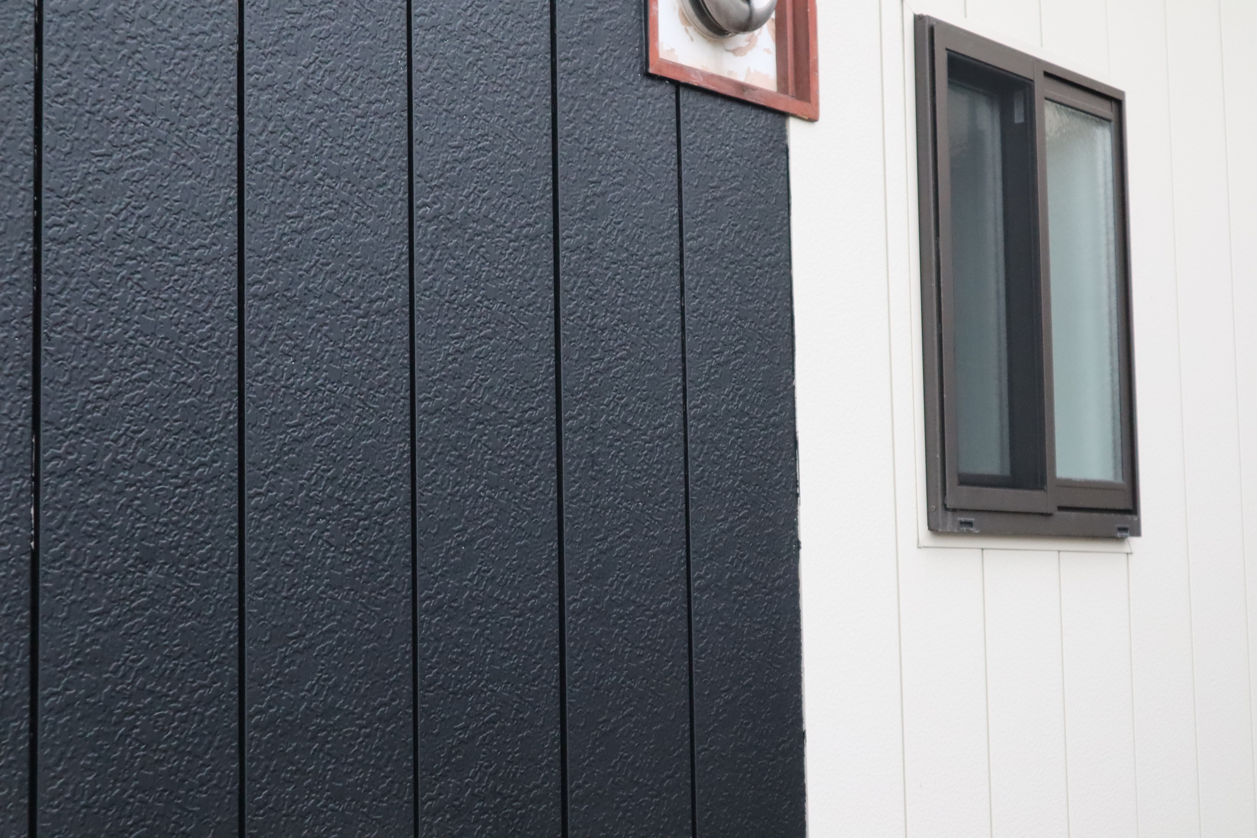ギャラリーらしくする為に家の外壁を黒に塗りました。
