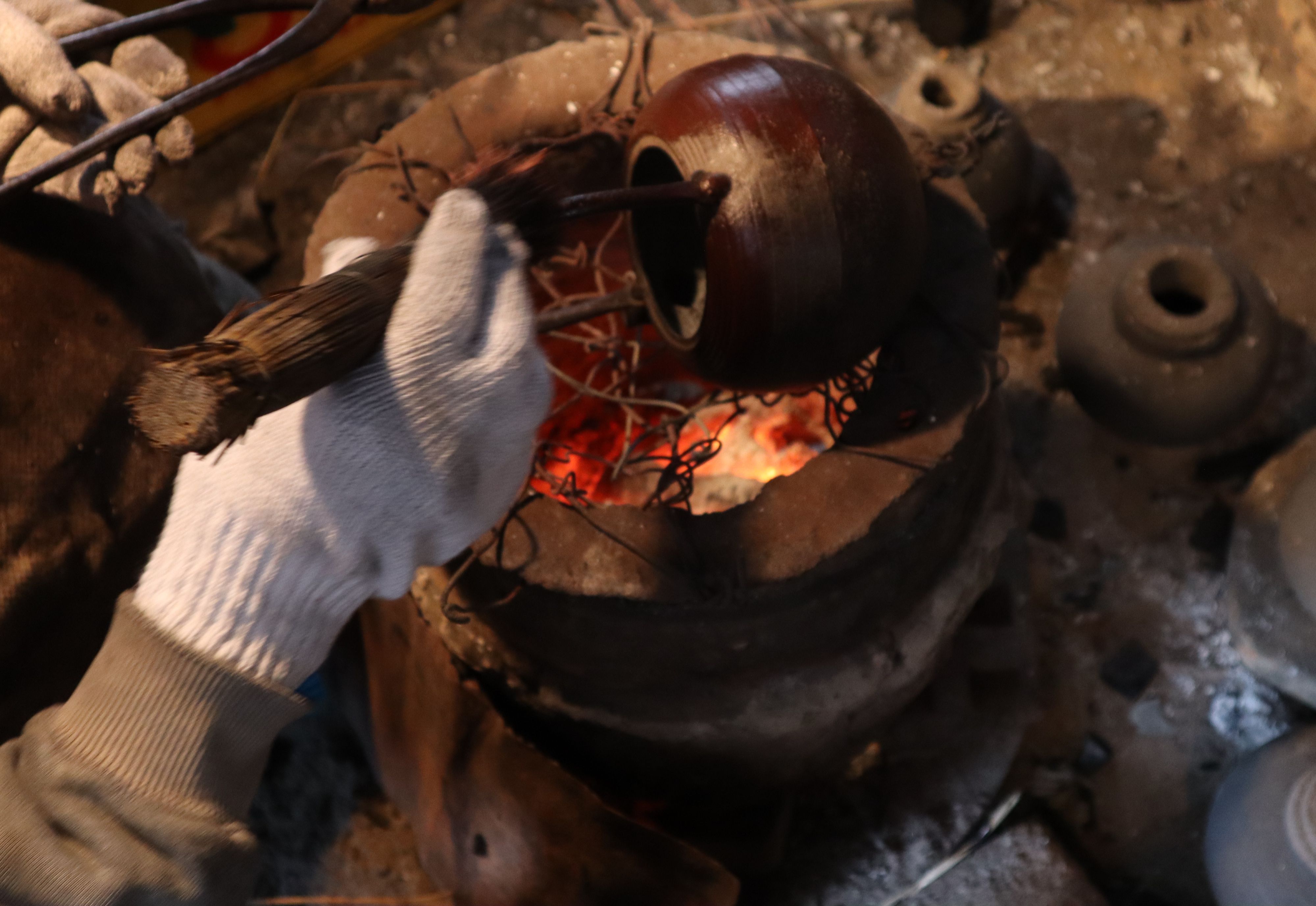 及鉄が作る南部鉄瓶は炭で焼き付けて漆で着色して錆色に仕上げます。