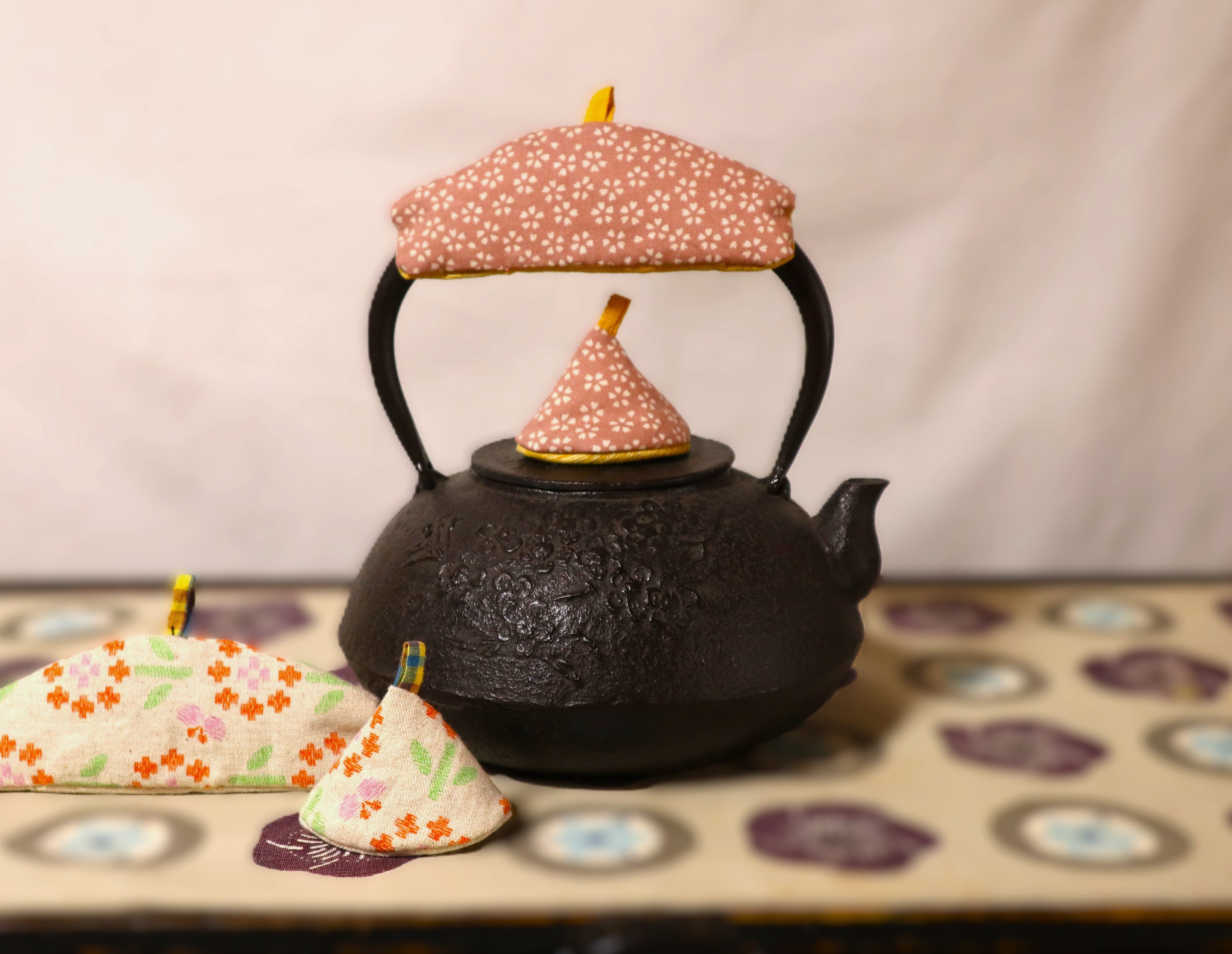 桜模様の鉄瓶に合わせて春の新作の鉄瓶帽子と鉉のカバーを作りました