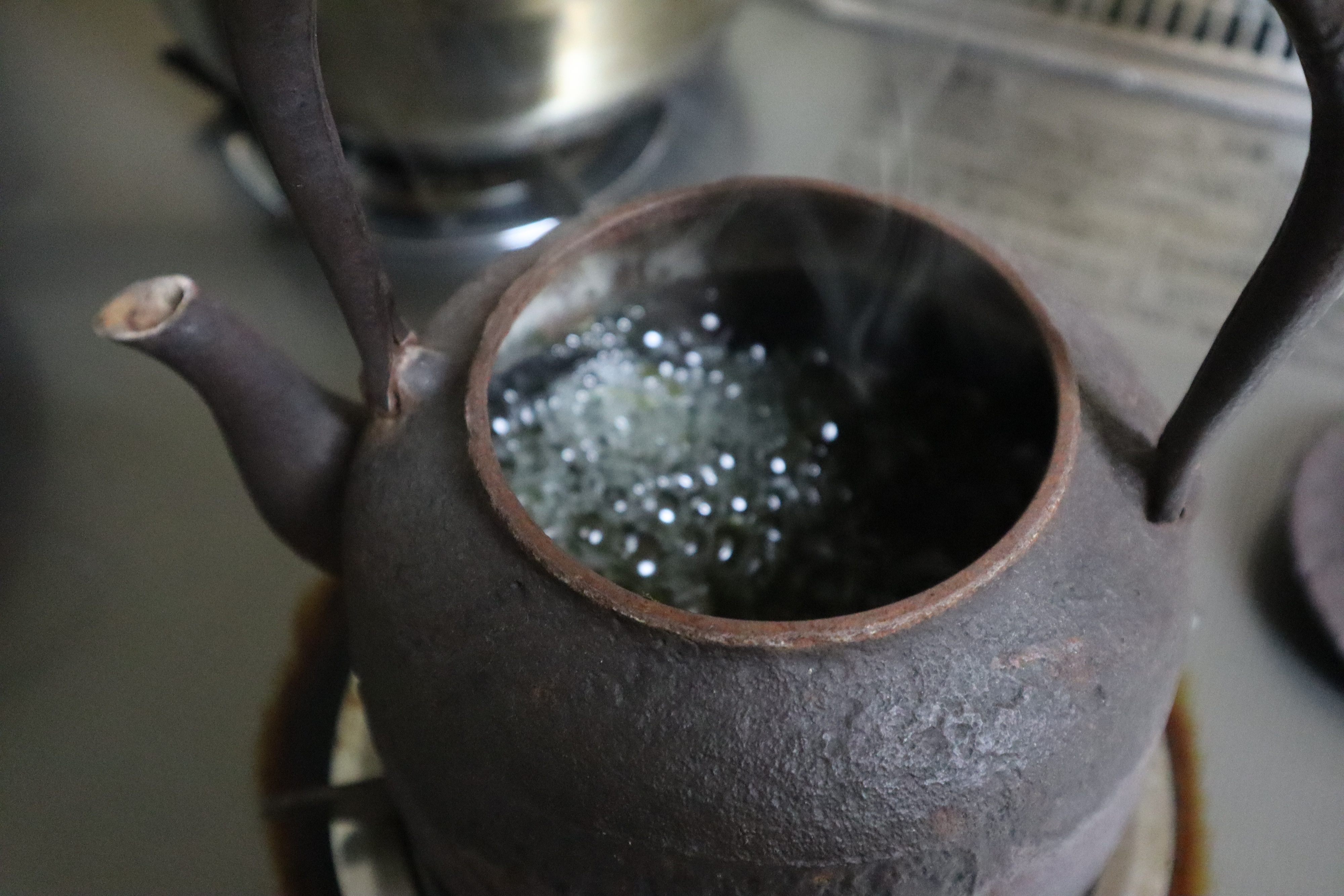 鉄瓶の中に赤錆はお茶の出涸らしで煮だして、しばらくするとお湯が茶色になり錆が取れます。