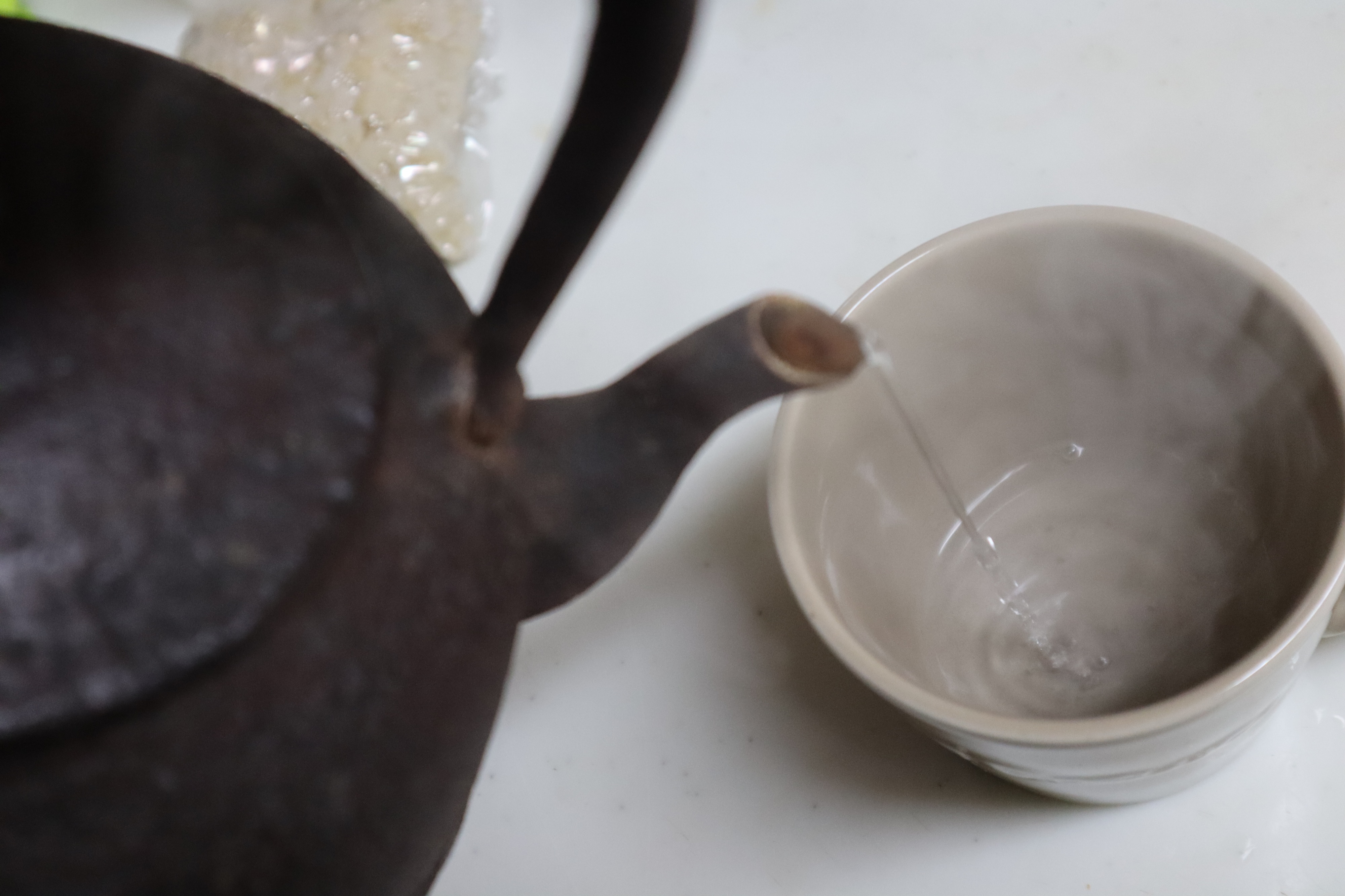 鉄瓶とステンレスのポットでお湯を白湯を作り味を比べてみました。