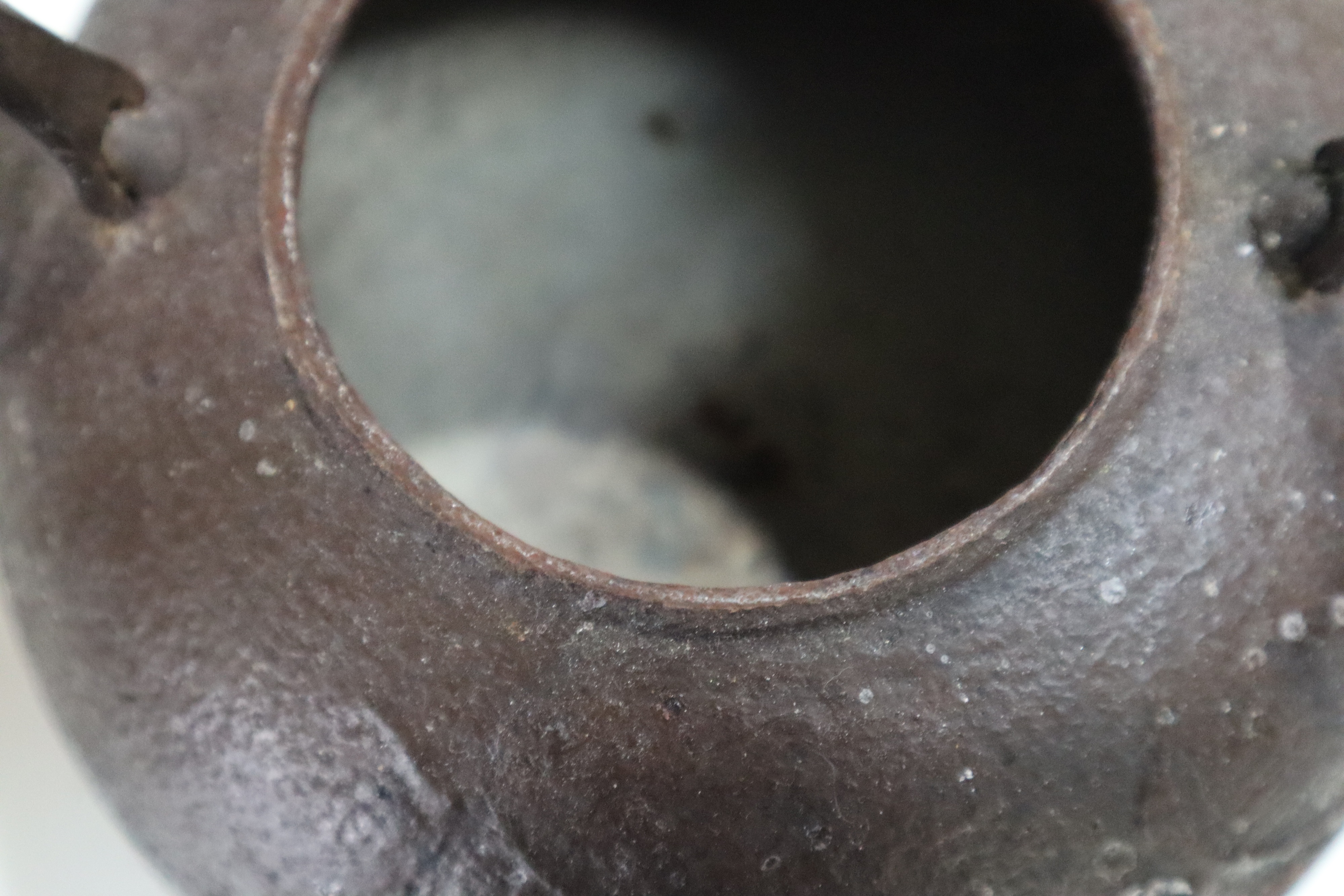 新しい南部鉄瓶を使い初め約半年が過ぎて薄っすらと中に白い水垢が付いてきました