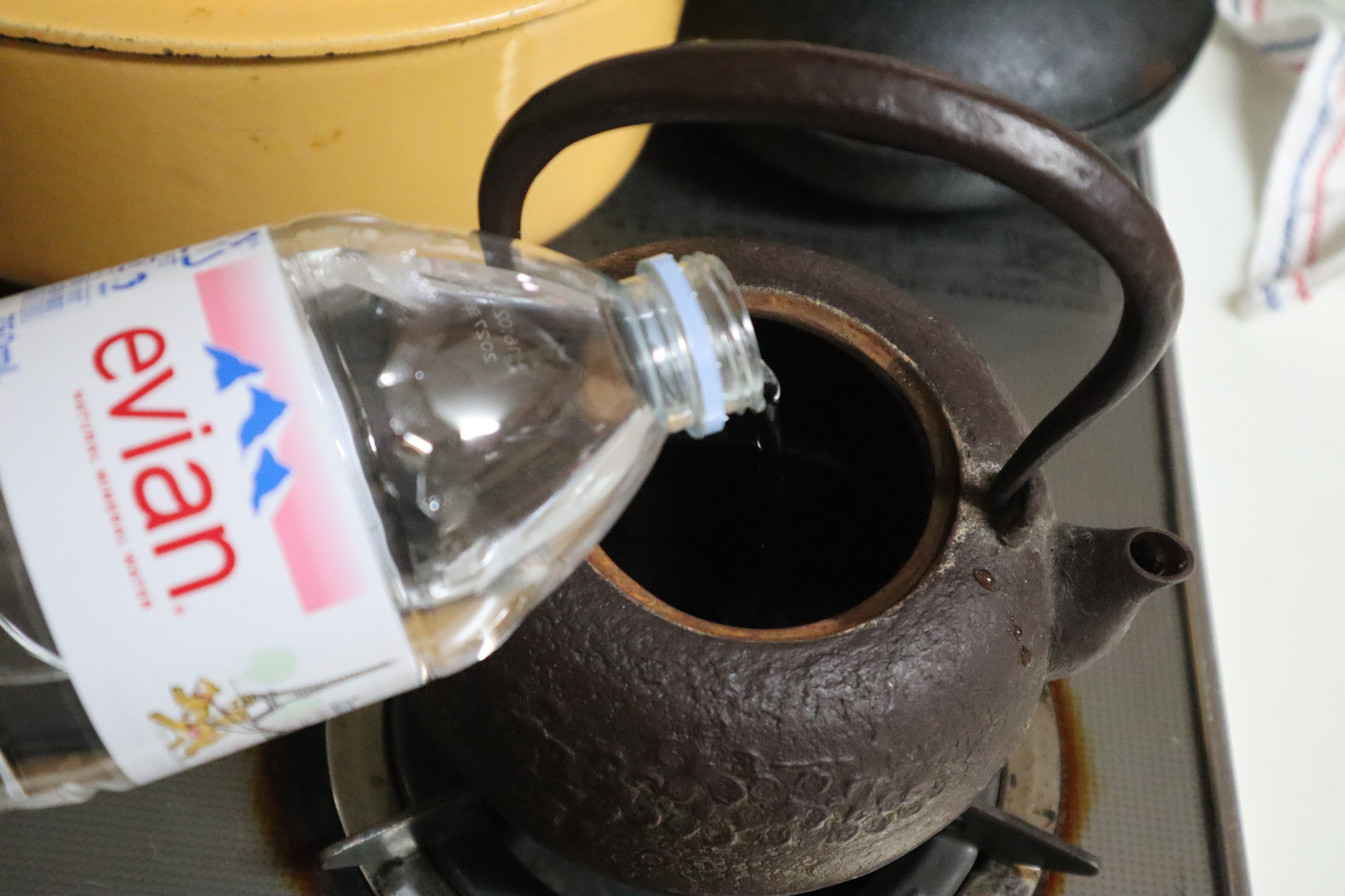 南部鉄瓶とステンレスのポットでで沸かしたお湯の味をエビアンで比べてみました。