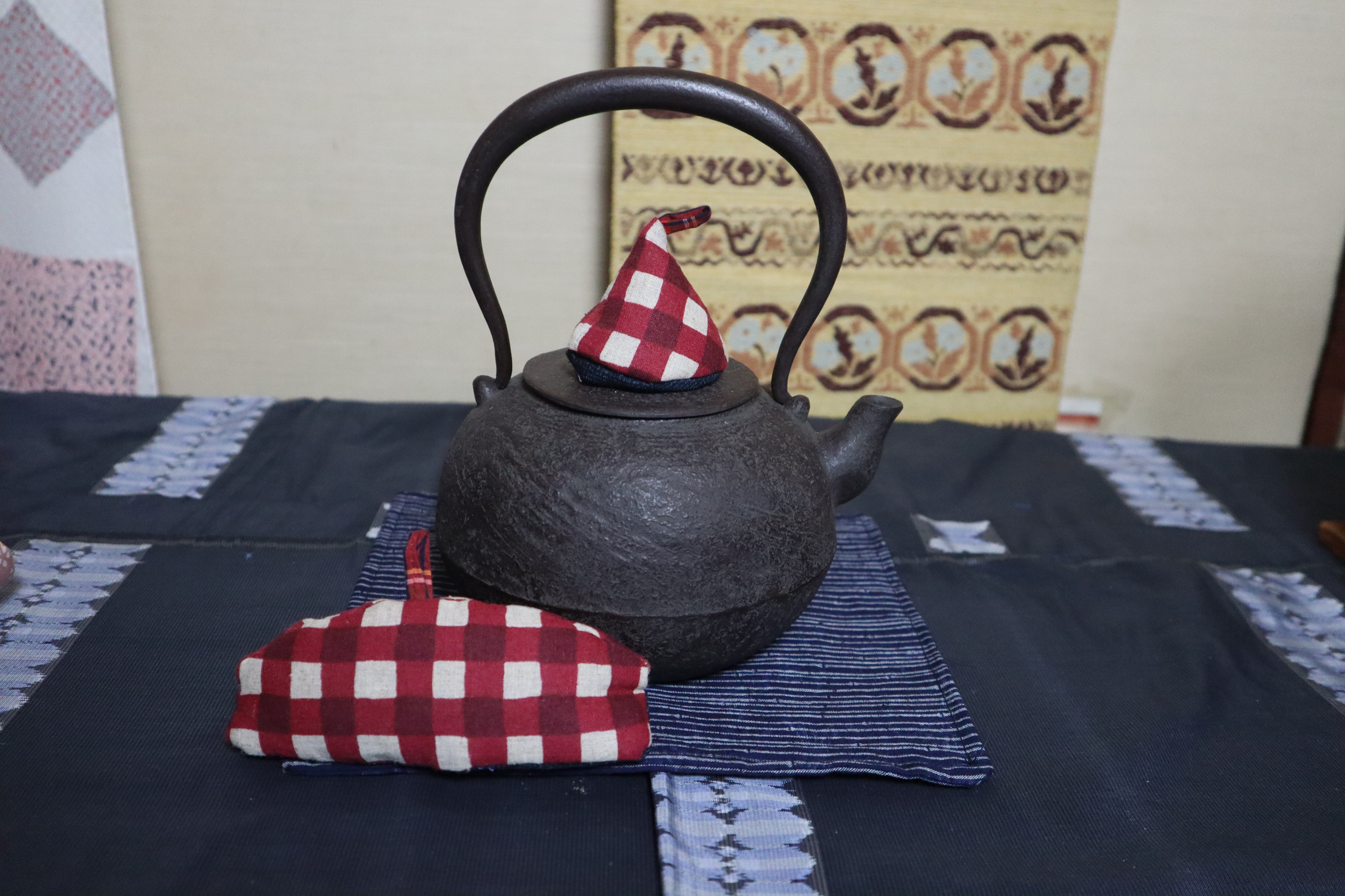 10月の鉄瓶帽子は秋の紅葉をイメージした赤の格子柄です。