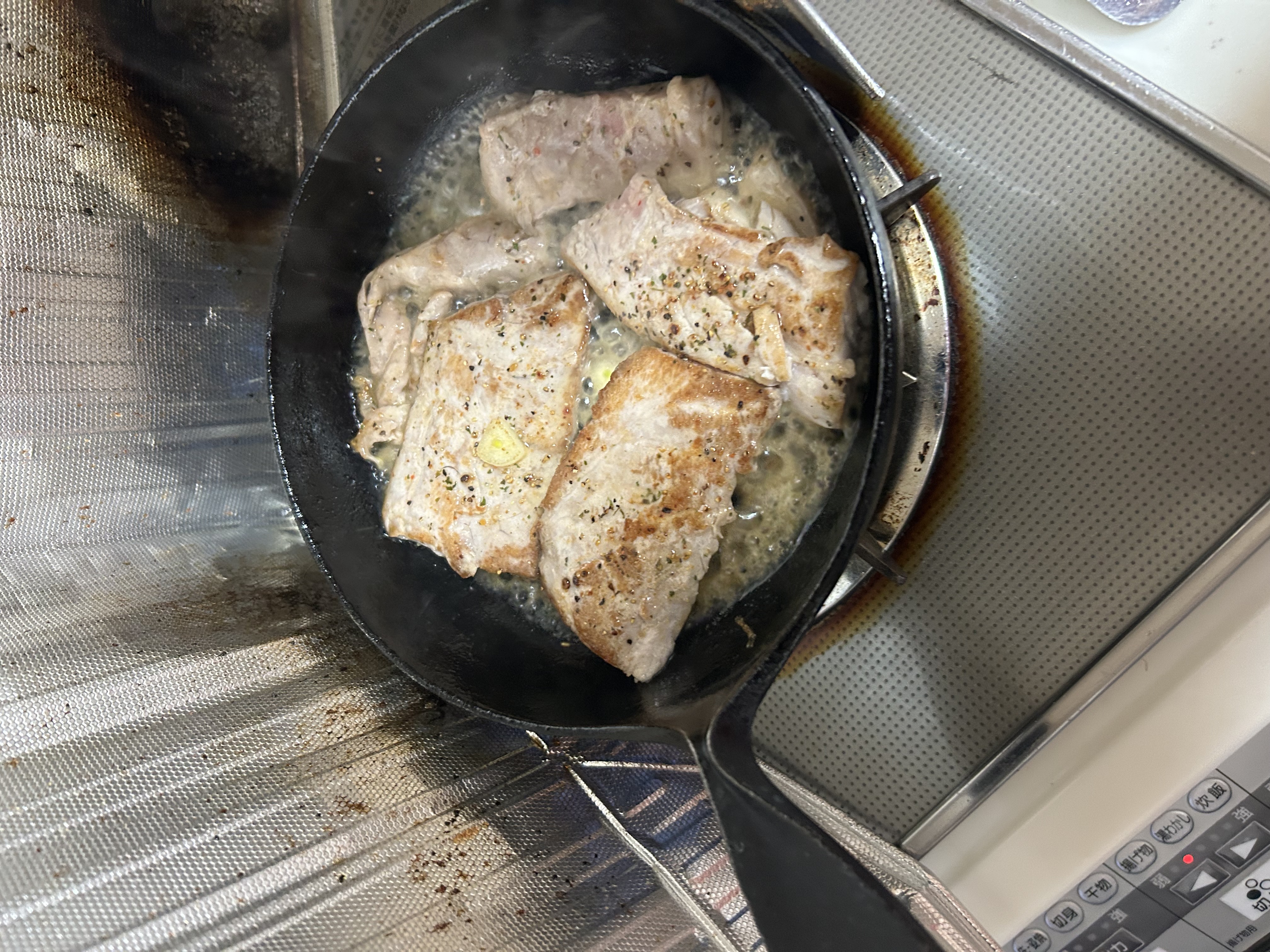 我が家の食卓は南部鉄器を使った料理が並びます