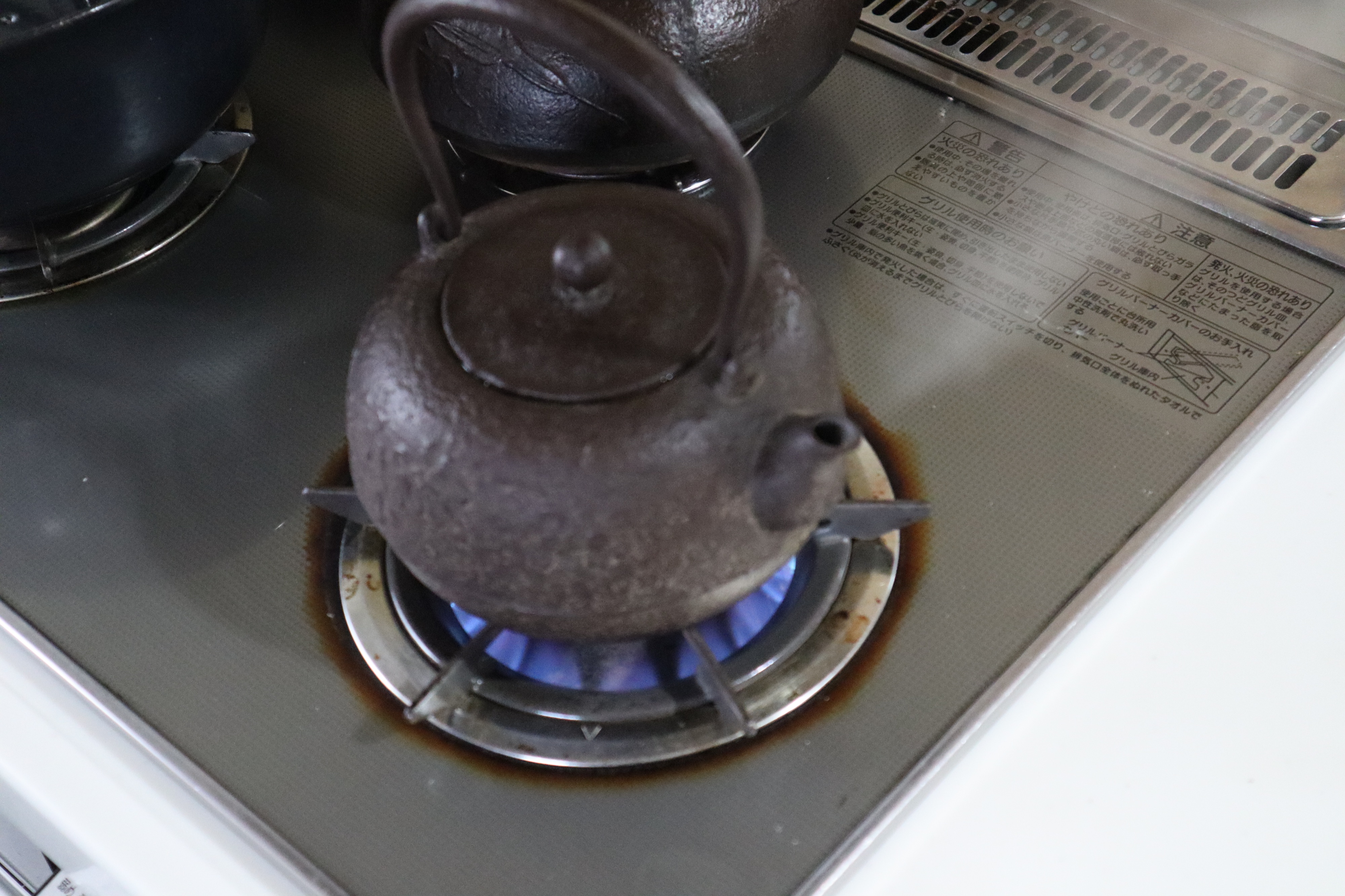 朝は欠かさず鉄瓶でお湯を沸かして白湯を飲んで健康維持