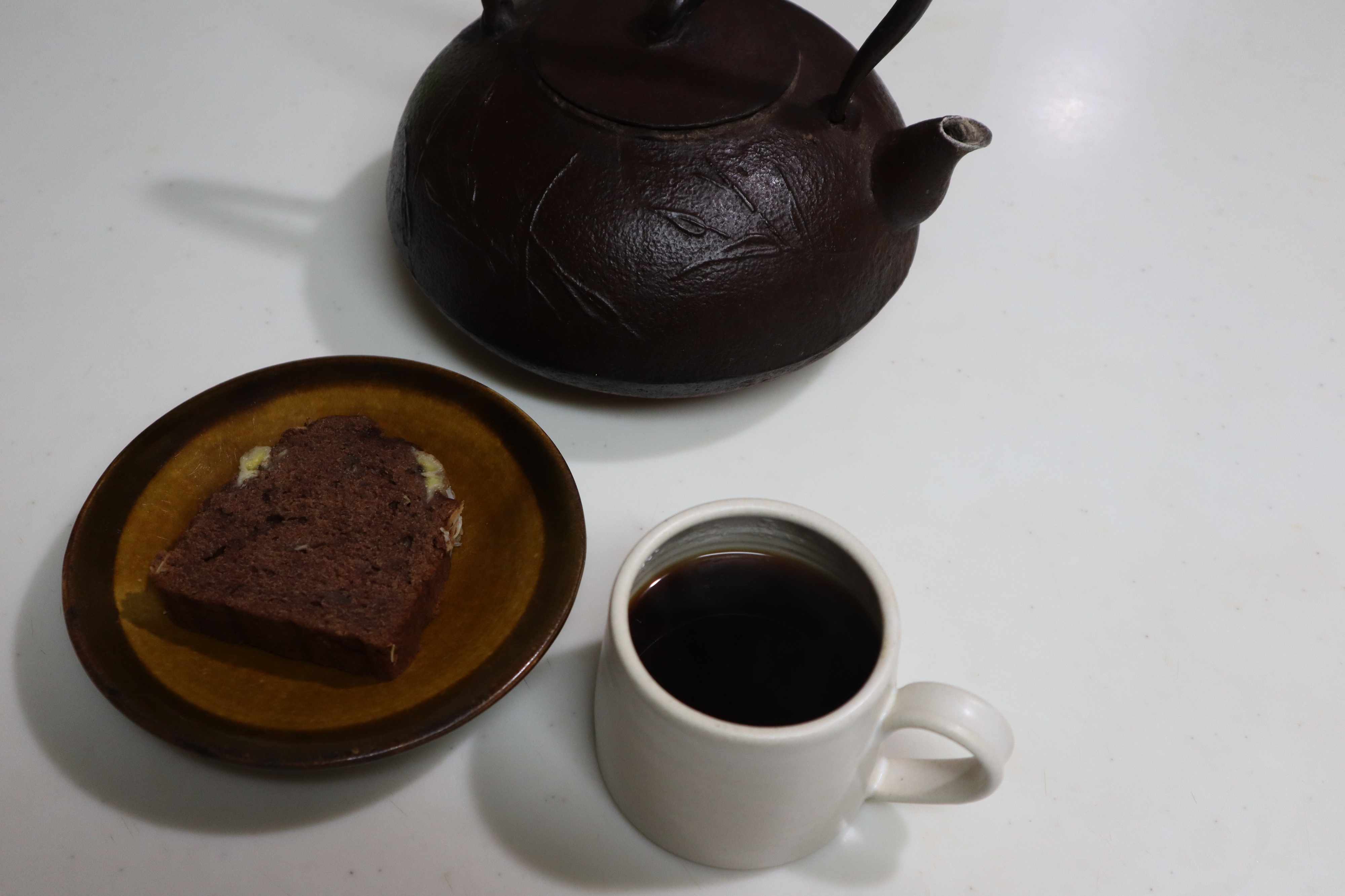 珈琲は鉄瓶で沸かしたお湯で淹れて、手作りデザートと一緒にいただきます。