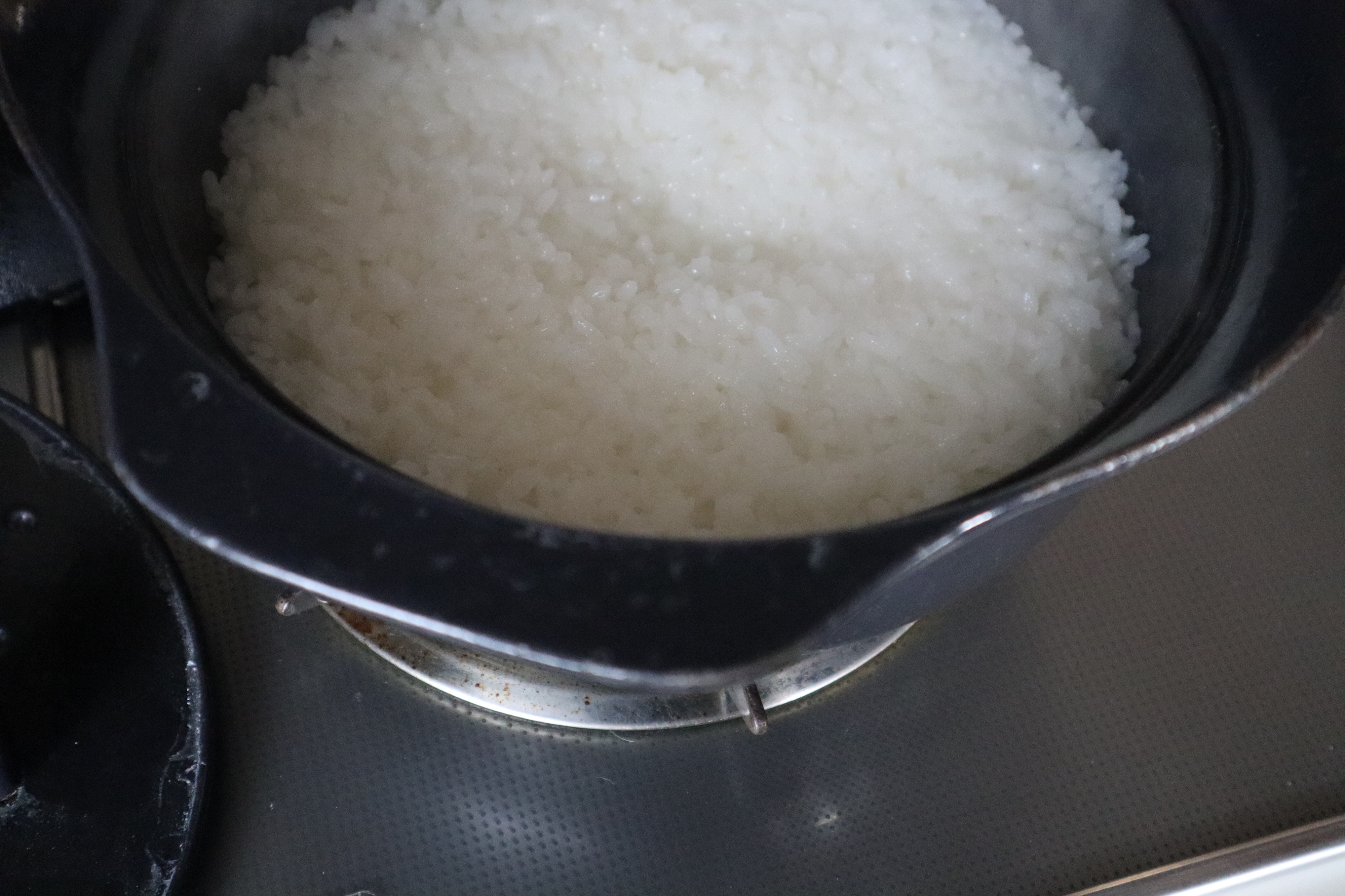 ご飯を南部鉄器製の鉄鍋で炊いて、１２～３分位で艶々に炊き上がります。