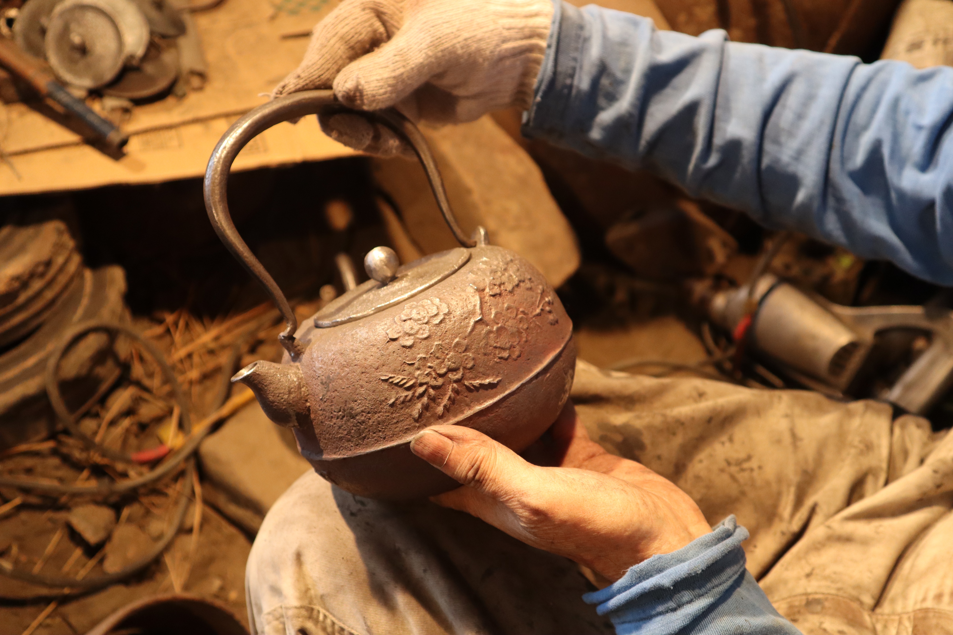 及鉄の作業風景を紹介しながら鉄瓶の作り方を説明します。