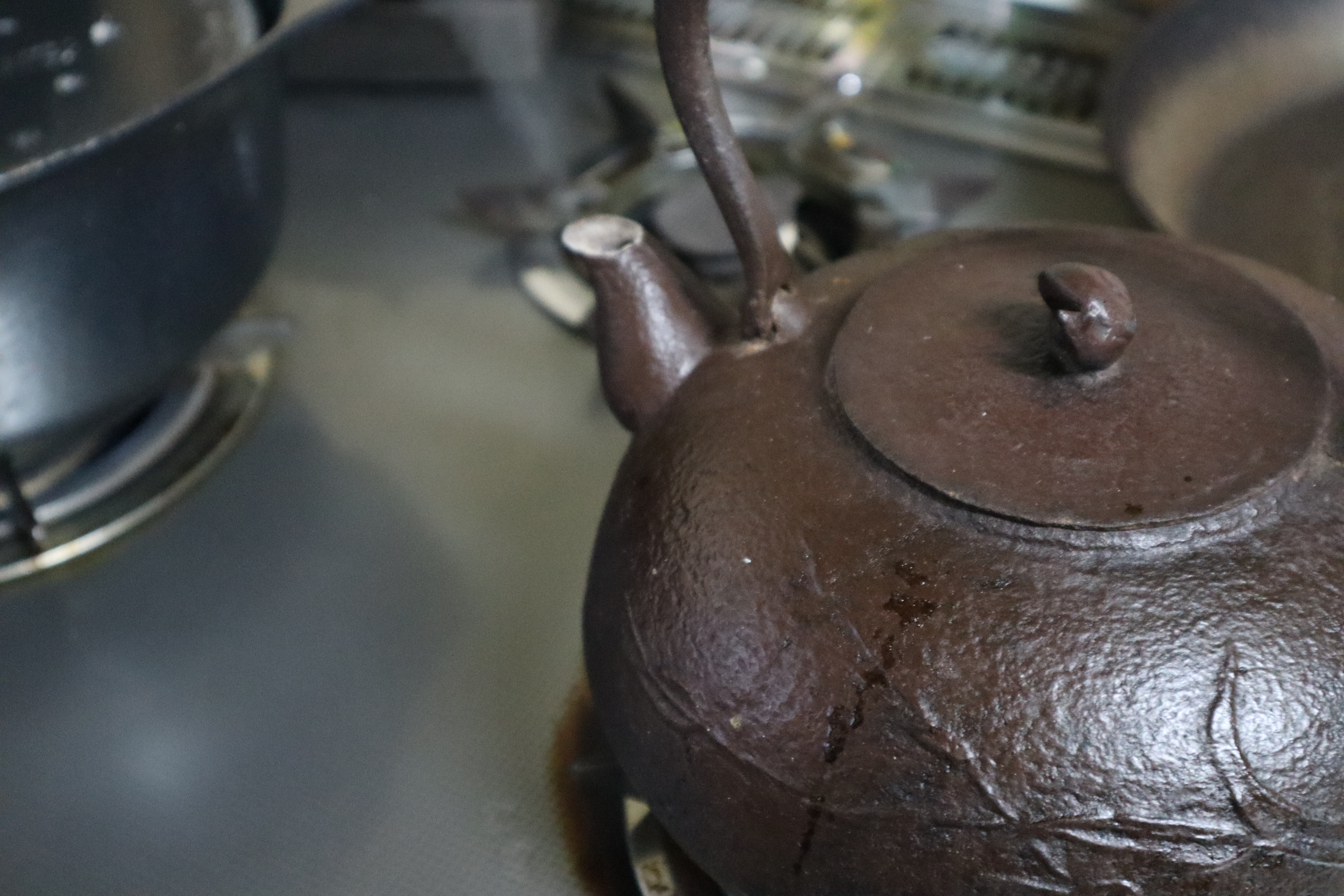 鉄瓶で作る白湯はまろやかな味と言うので、電子レンジで温めたお湯と飲み比べてみました。